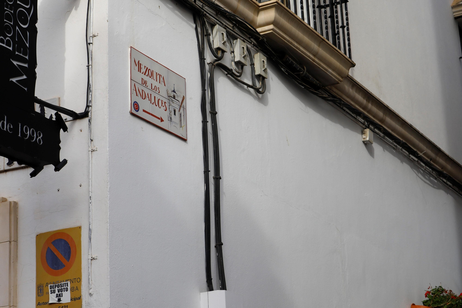 El cableado aéreo campa a sus anchas en el Casco Histórico de Córdoba, en imágenes