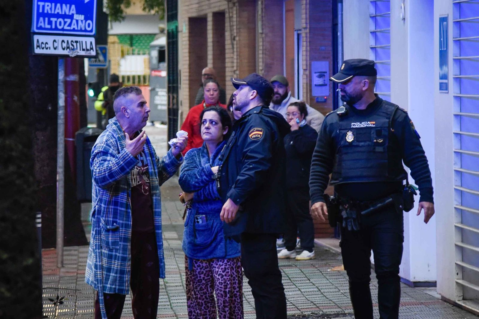 Un herido muy grave y varios desalojados en un incendio en Triana