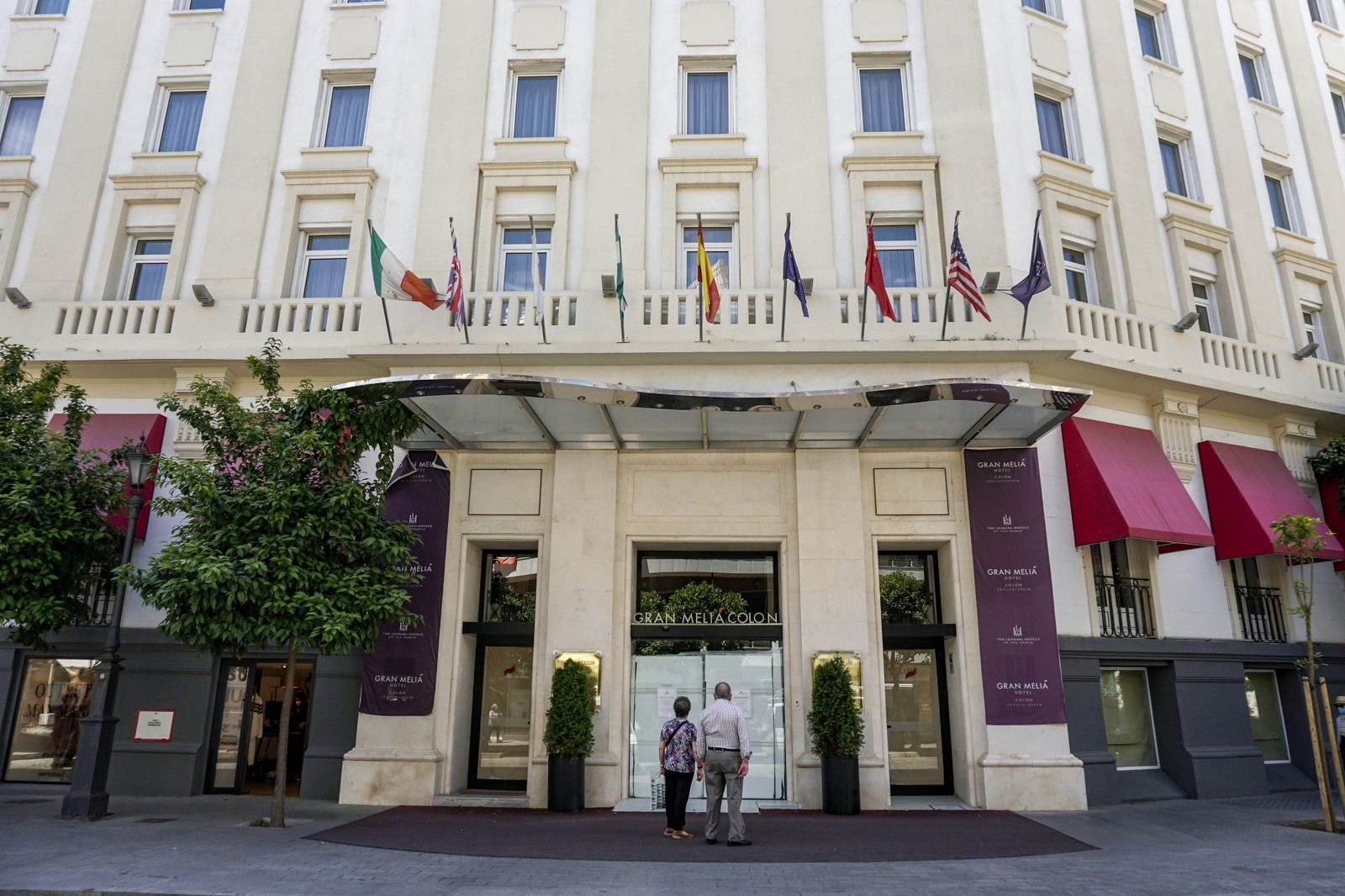 la fachada principal del Hotel Colón