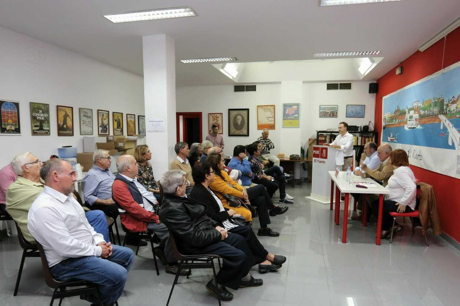 Imagen de los asistentes durante la asamblea en la sede del PSOE.