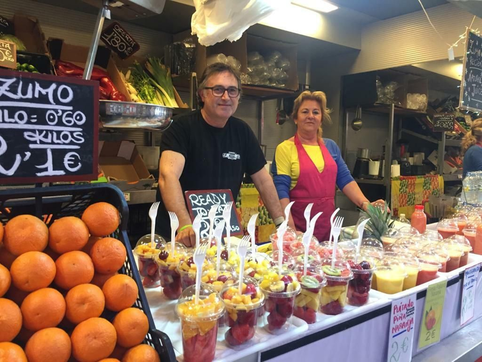 David Ruiz y su esposa en su puesto de frutas, verduras y zumos.