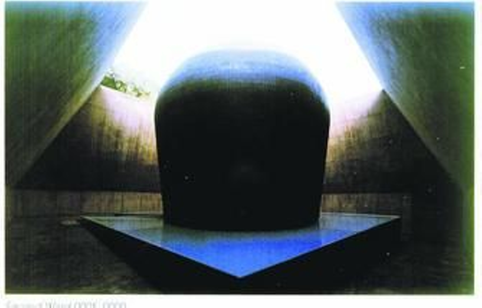 Estanque y estupa desde el interior de la pirámide en la obra de James Turrell (Los Ángeles, 1943).