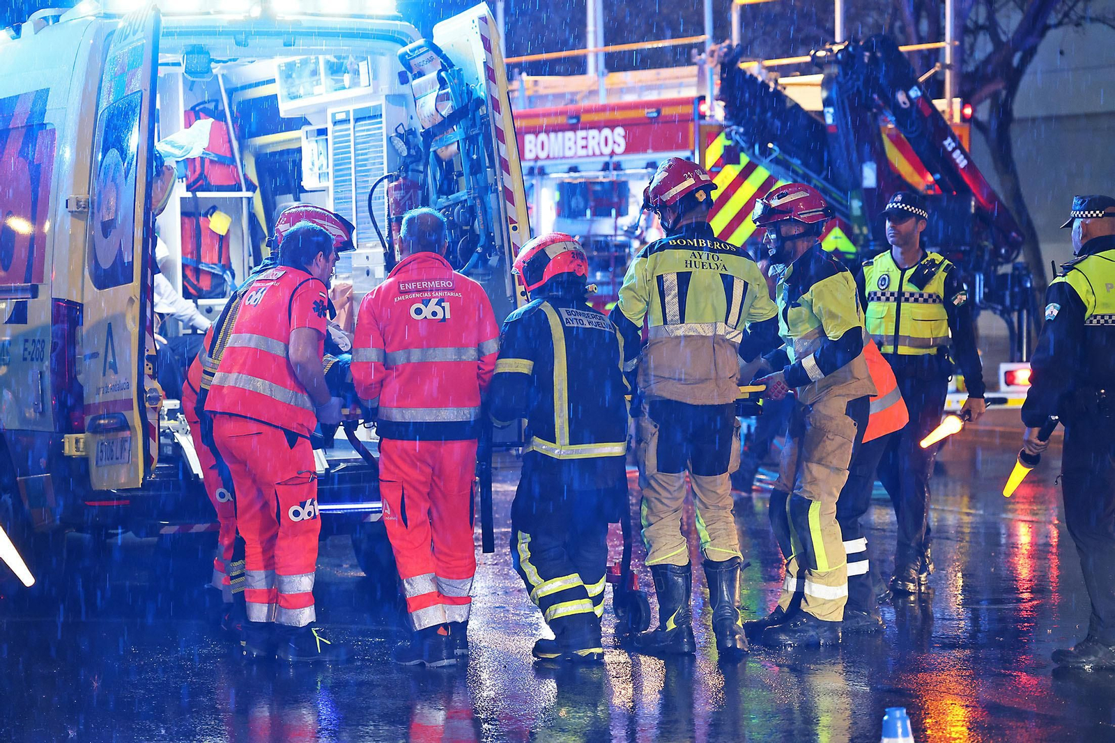 Las espectaculares imágenes del rescate de una persona en un accidente de tráfico en Huelva