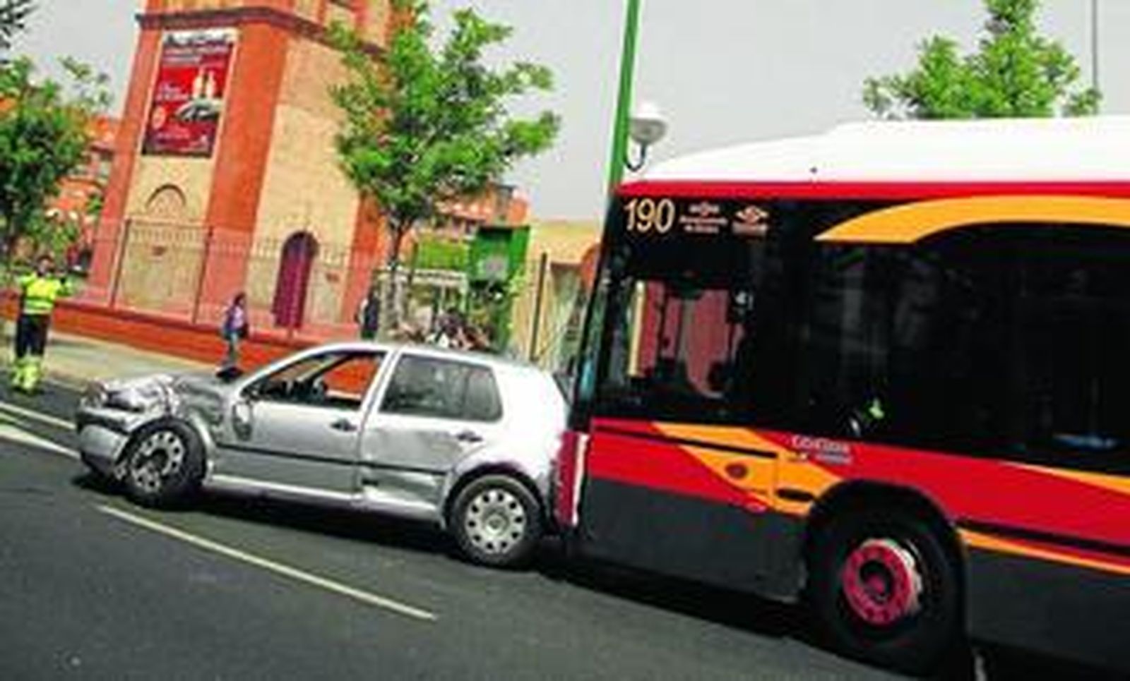 El autobús que ayer chocó con un coche en la Resolana.