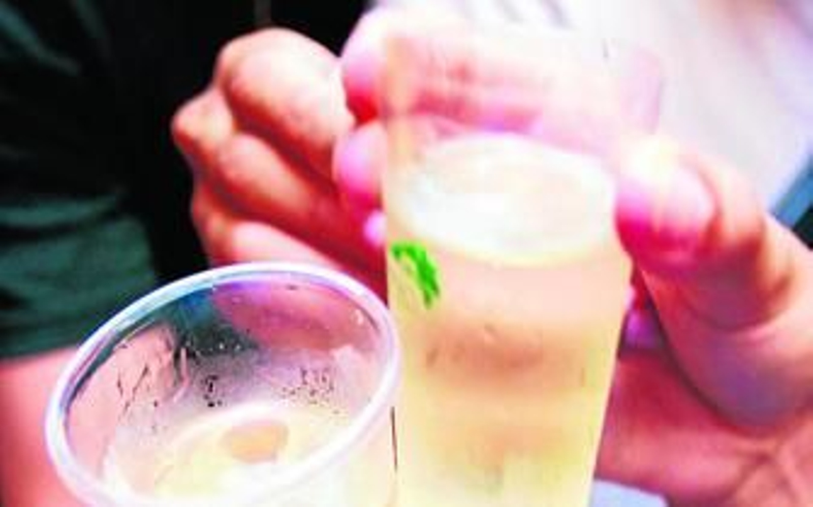 Dos personas brindan con vasos de Cartojal durante la Feria de Málaga.