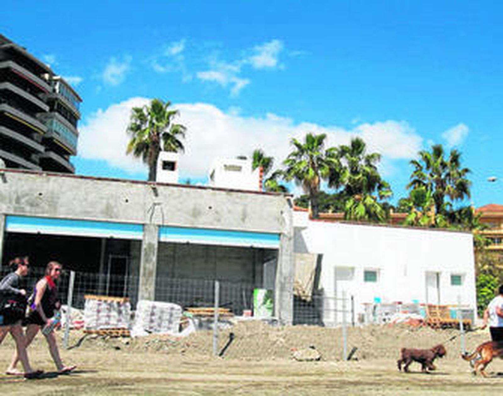 Obras de uno de los nuevos chiringuitos de la zona de La Caleta de la capital.