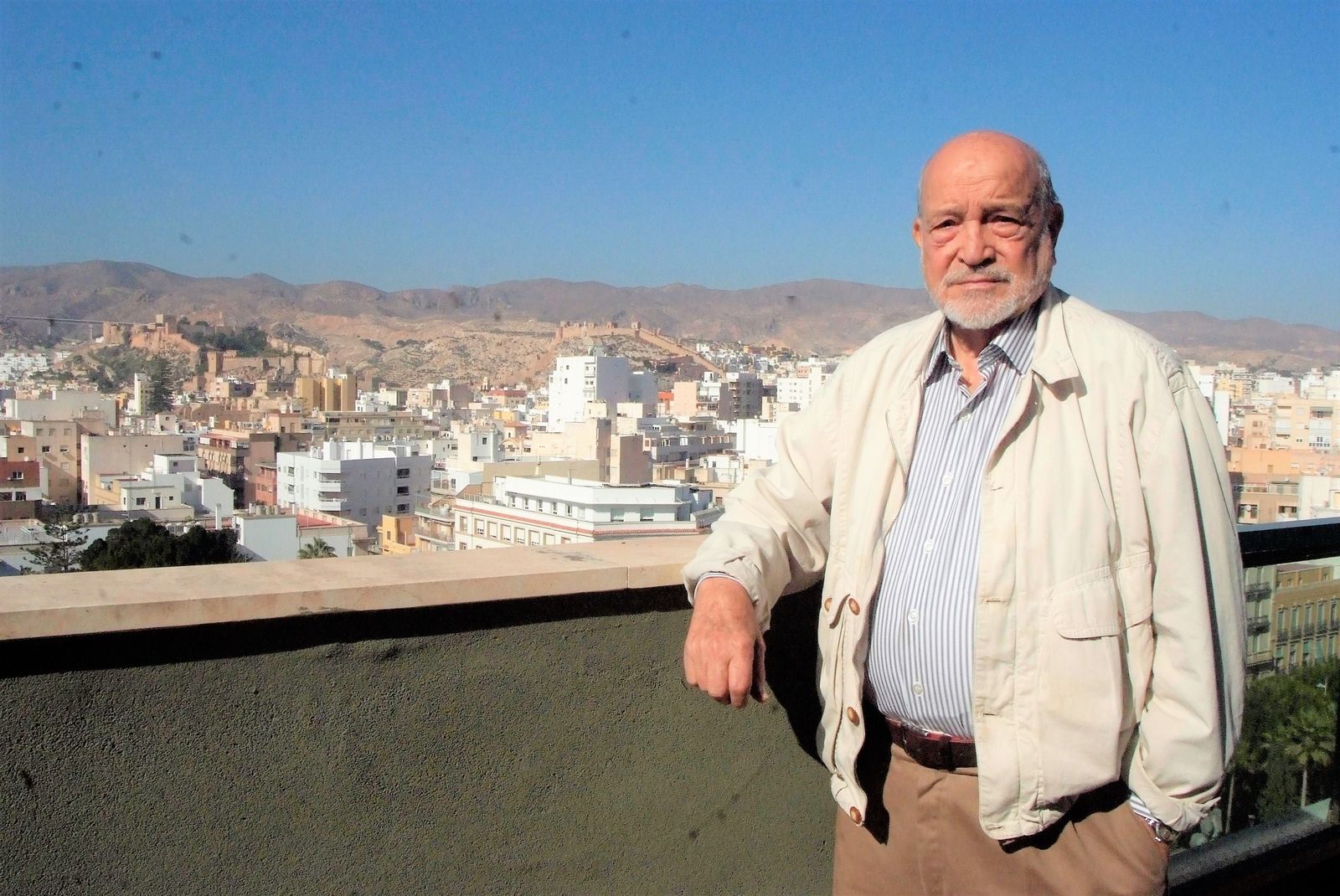 Julio Visconti que cumple 100 años vive en un lugar mágico desde disfruta de las vistas de la ciudad.