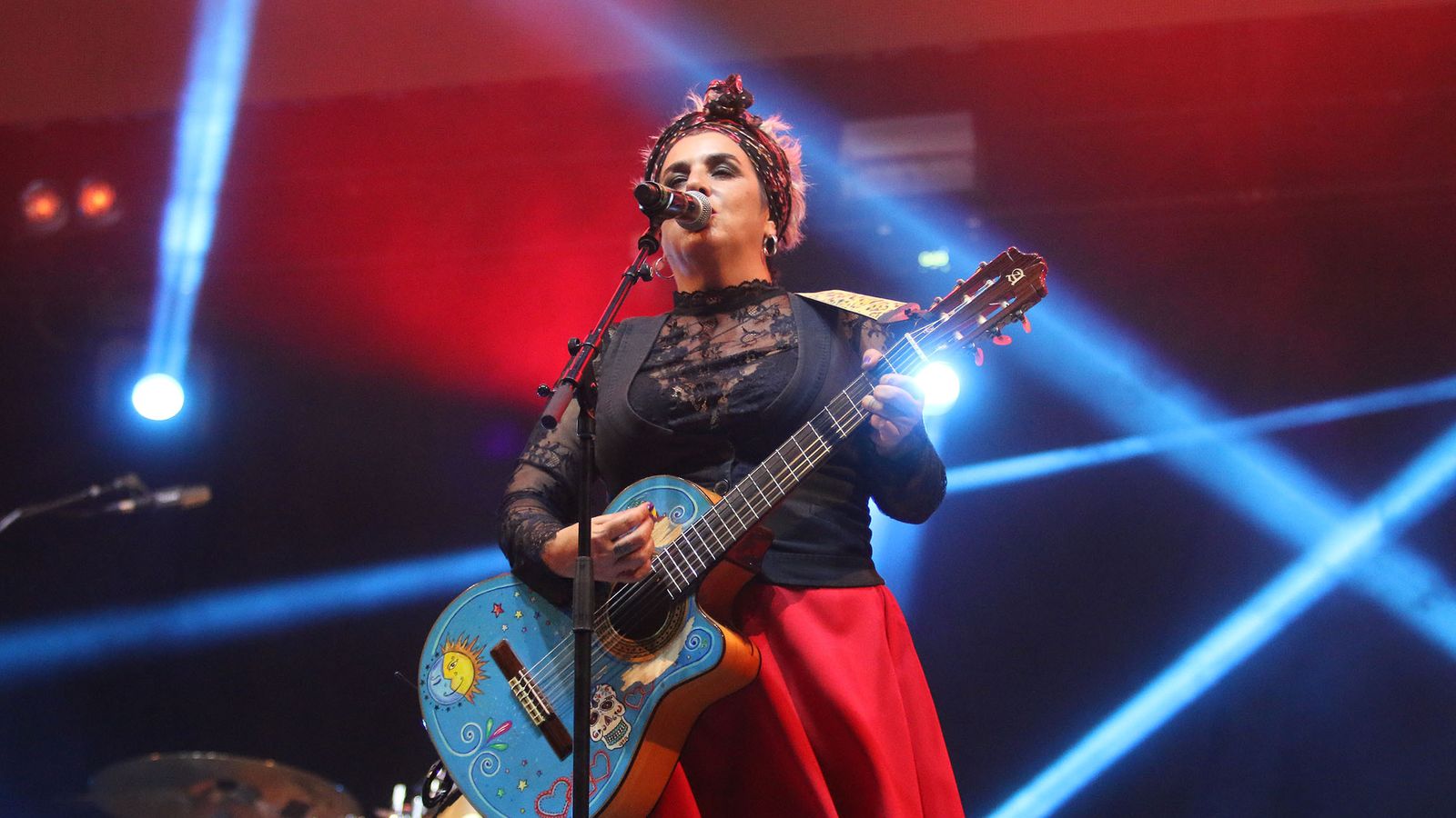 La fiesta llegó con ‘Amparanoia’ volviendo por el vigésimo aniversario de su álbum ‘El poder de Machín’.