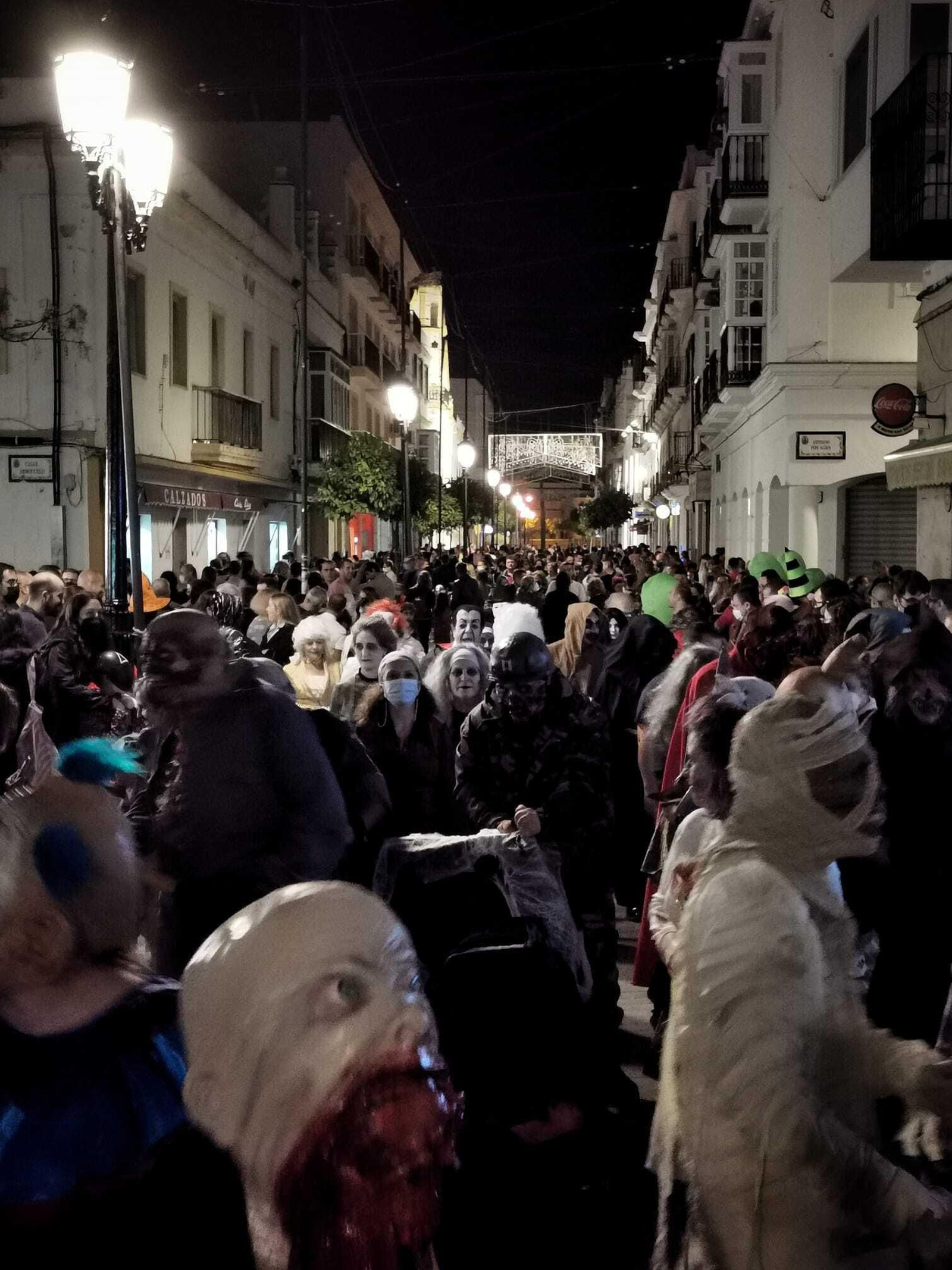 Ambiente que presentaba la calle La Plaza en la tarde noche del domingo día 31.