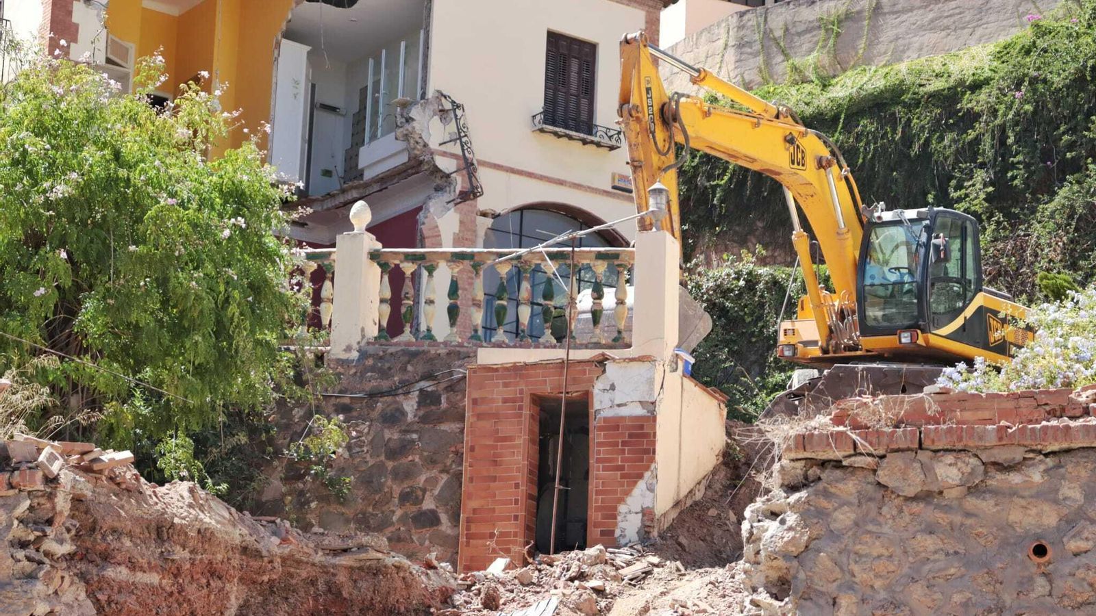 Los primeros trabajos de derribo de La Atalaya.