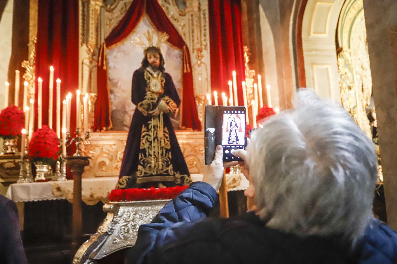 Besapiés a Jesús del Rescate en el primer viernes de Cuaresma