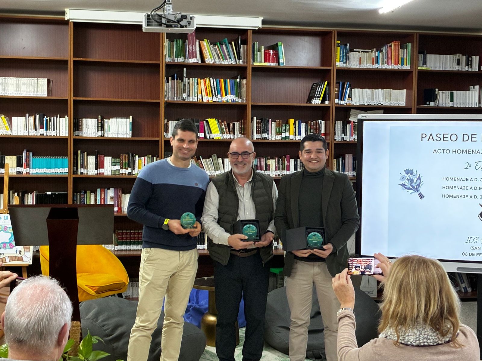 Los tres homenajeados con la inclusión de sus nombres en el Paseo de la Educación del IES Sancti Petri en San Fernando