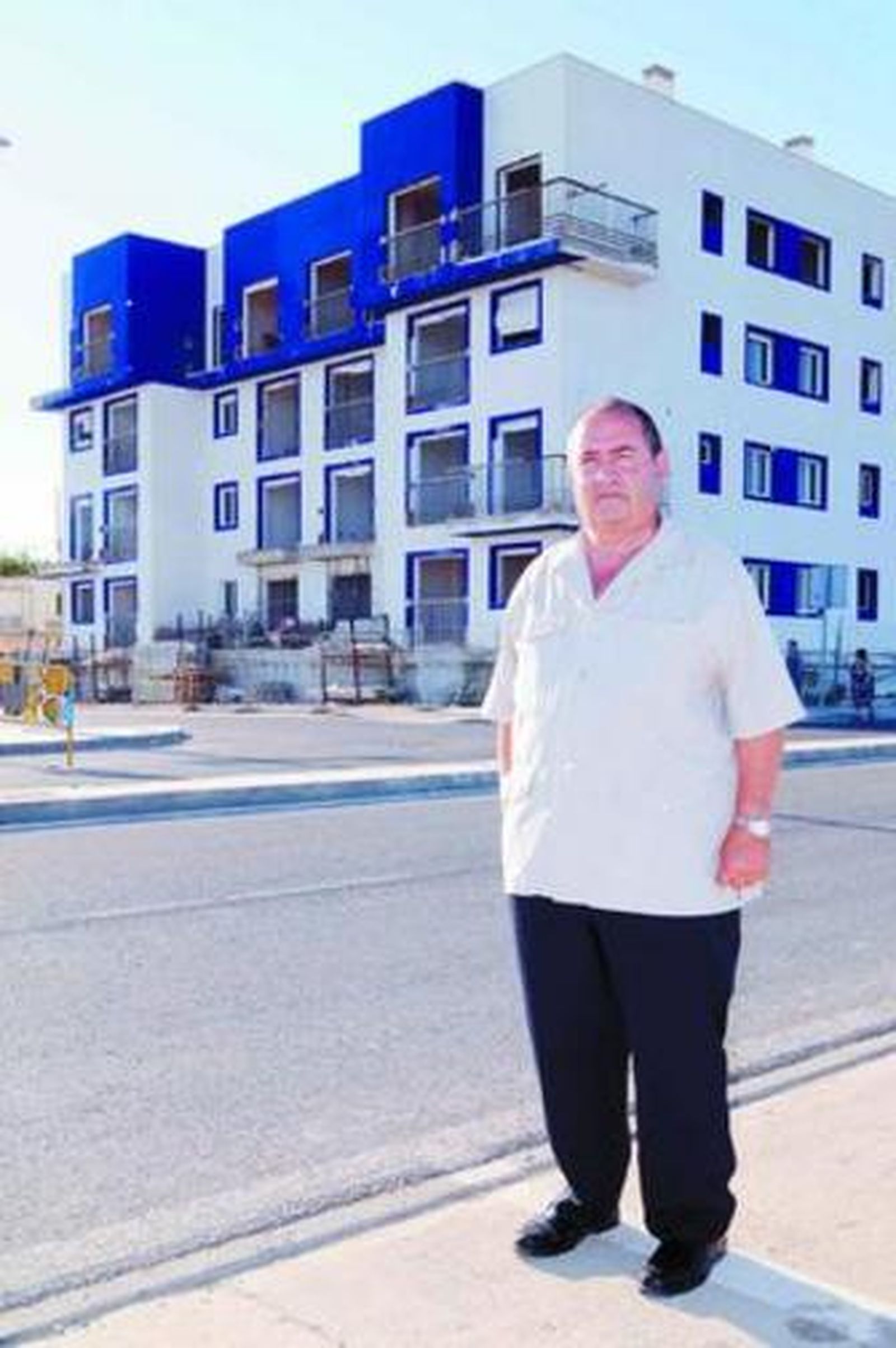 El propietario de la promoción, Benito González, delante de un bloque.