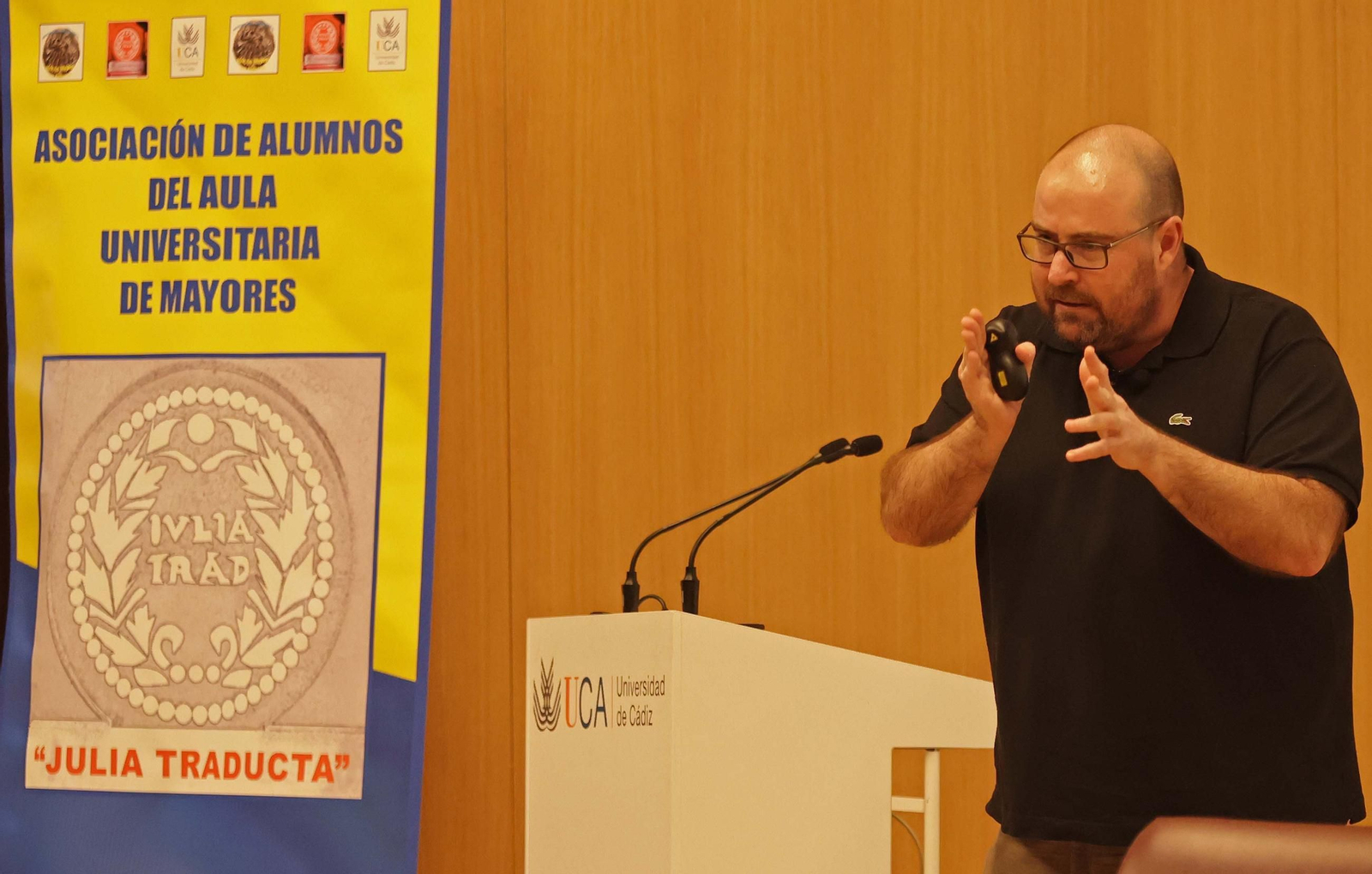 La clase magistral de Asier Unciti-Broceta en el Aula Universitaria de Mayores de la UCA, en imágenes