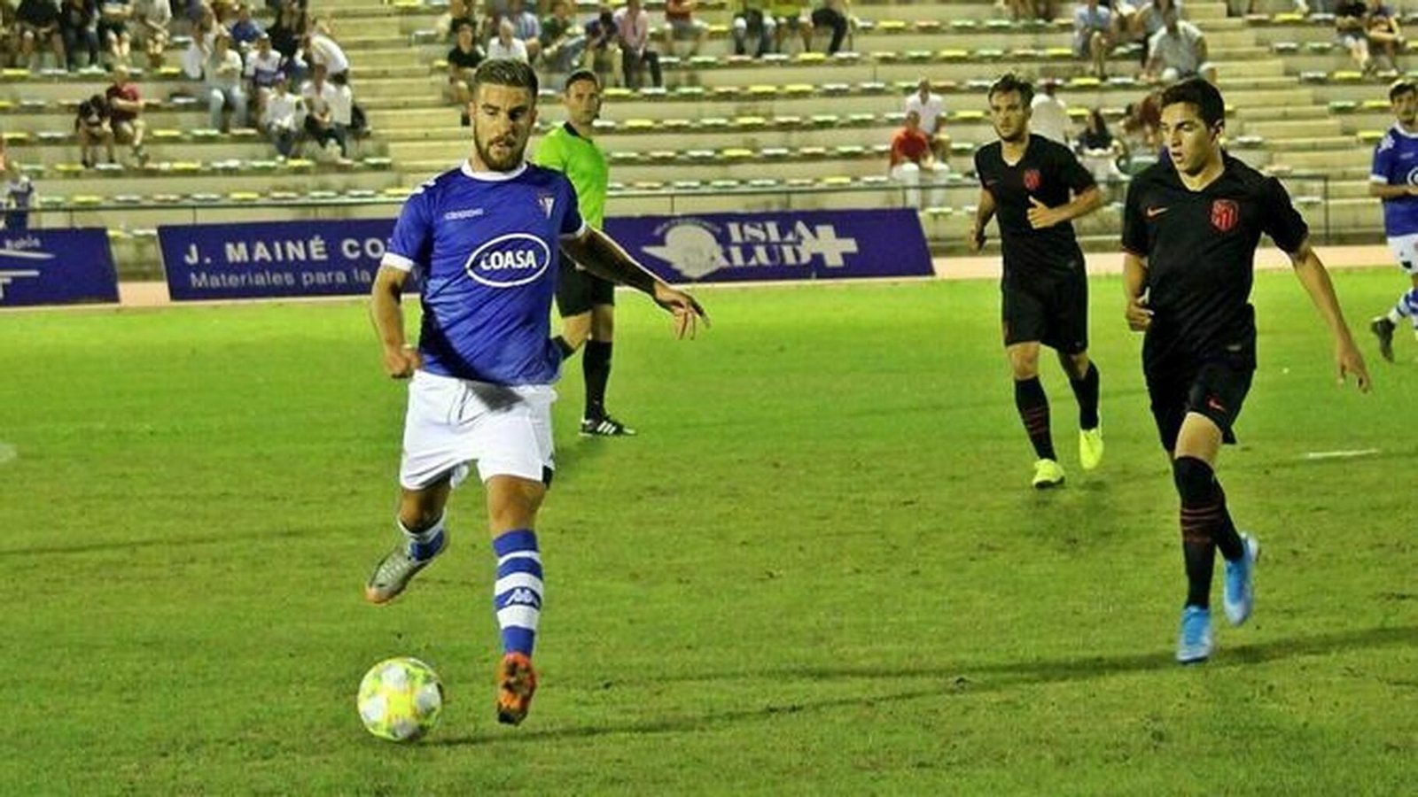 Francis Ferrón avanza con el balón durante un partido