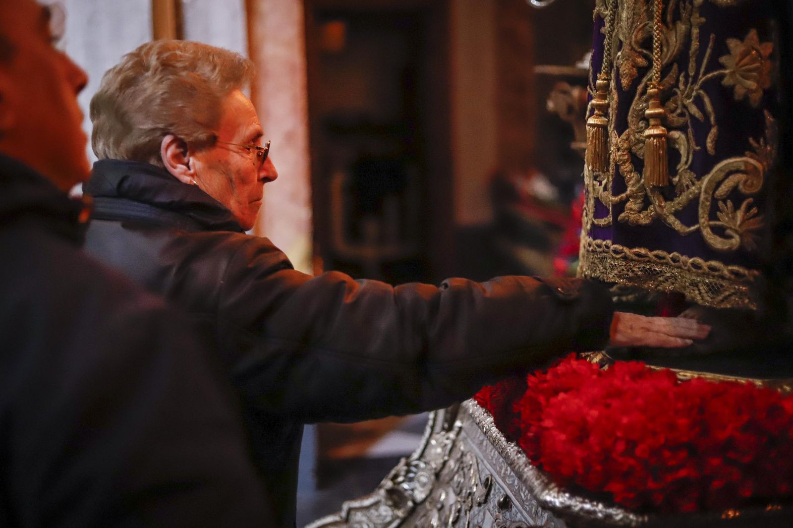 Besapiés a Jesús del Rescate en el primer viernes de Cuaresma