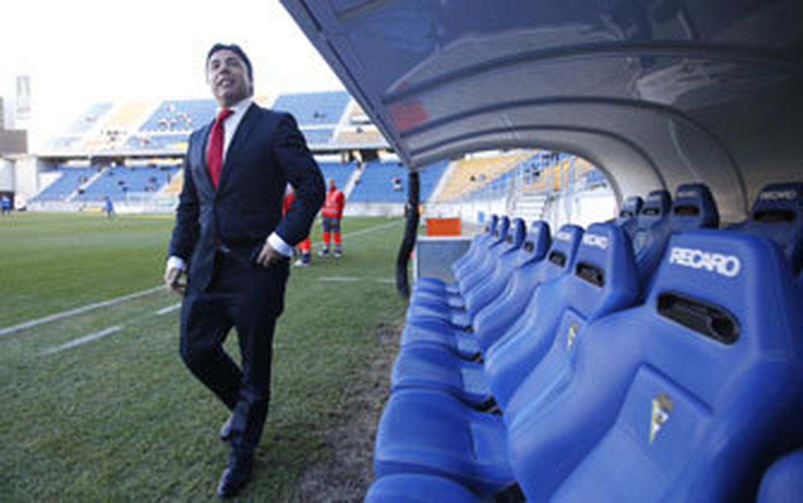 Quique Pina, junto a uno de los banquillos del Ramón de Carranza antes de un partido del Cádiz en casa./Julio González