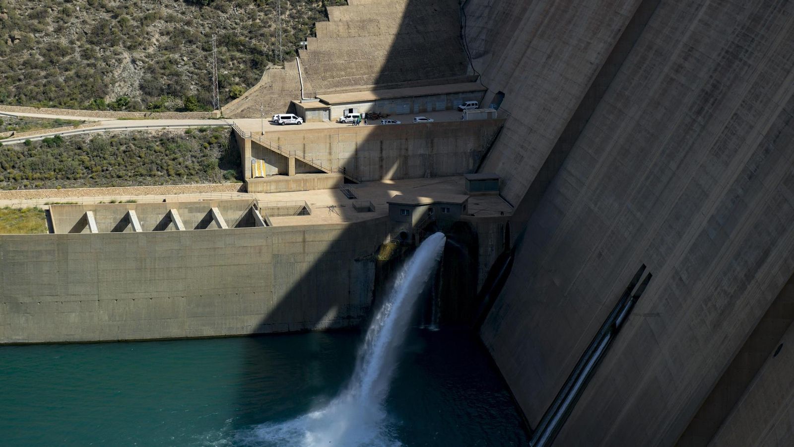 Pie de la presa de Rules, que cuenta río abajo con una central hidroeléctrica "grande" de más de 10 megavatios Pie de la presa de Rules, que cuenta río abajo con una central hidroeléctrica "grande" de más de 10 megavatios
