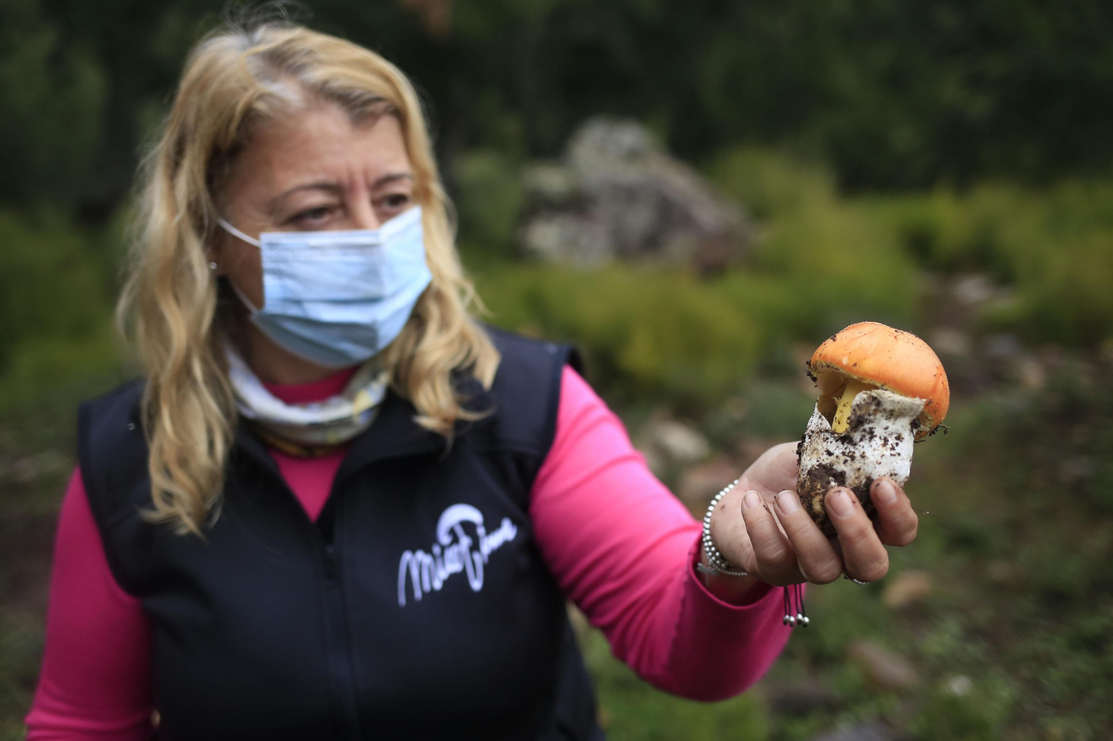 Beli Casillas muestra una yema de huevo.