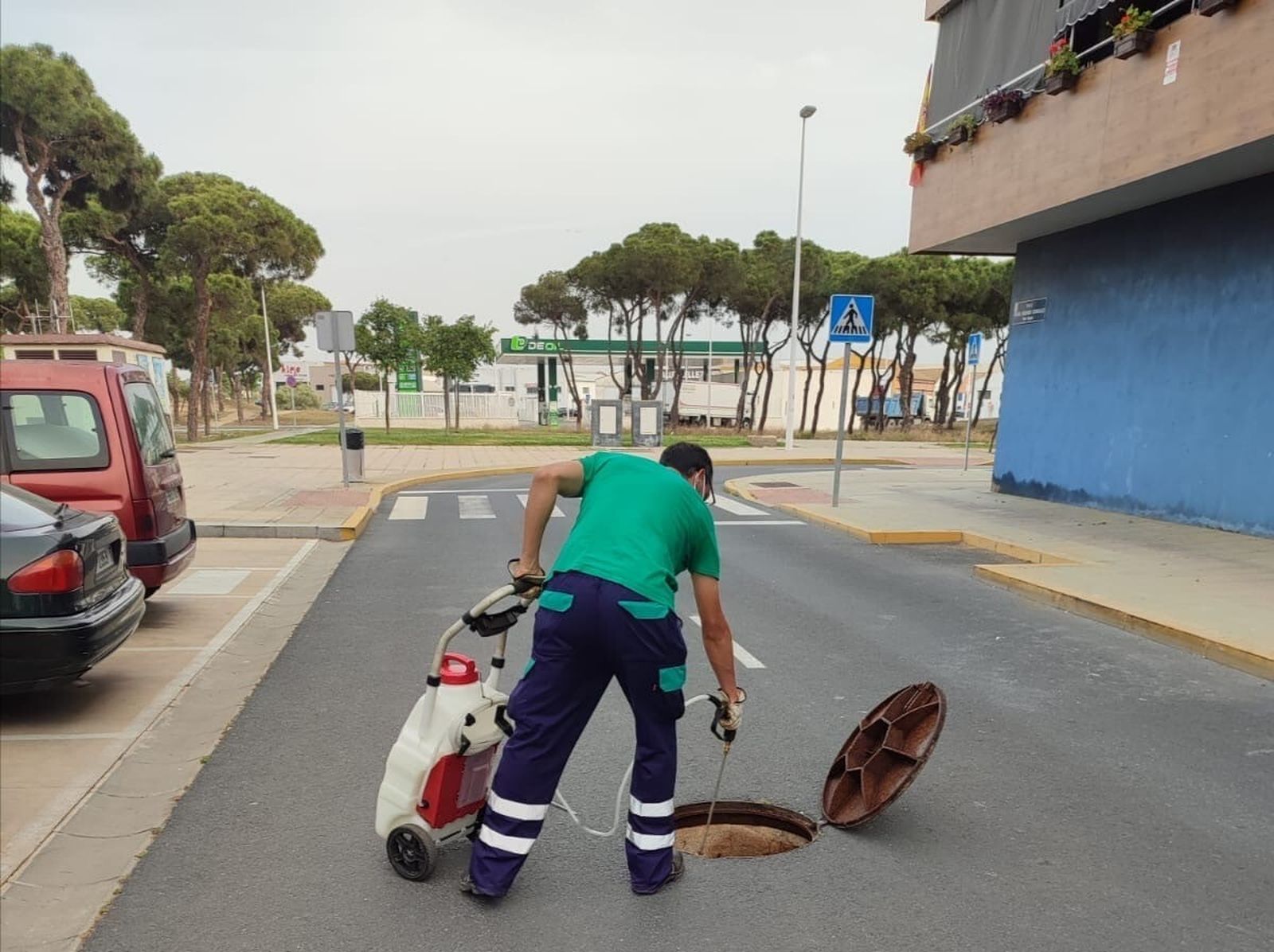 Trabajos que se llevan a cabo en Punta Umbría para combatir a las cucarachas.