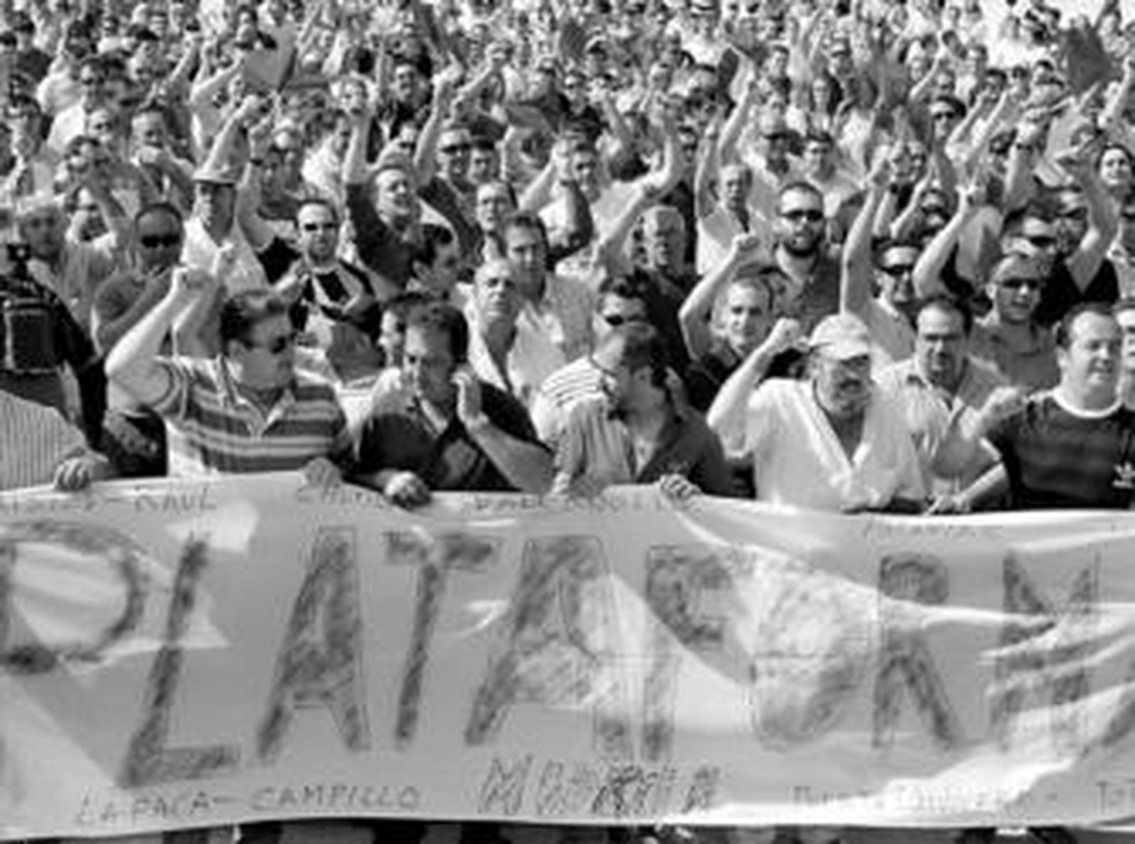 Imagen de la concentración protagonizada ayer por los transportistas en Morata de Tajuña (Madrid).