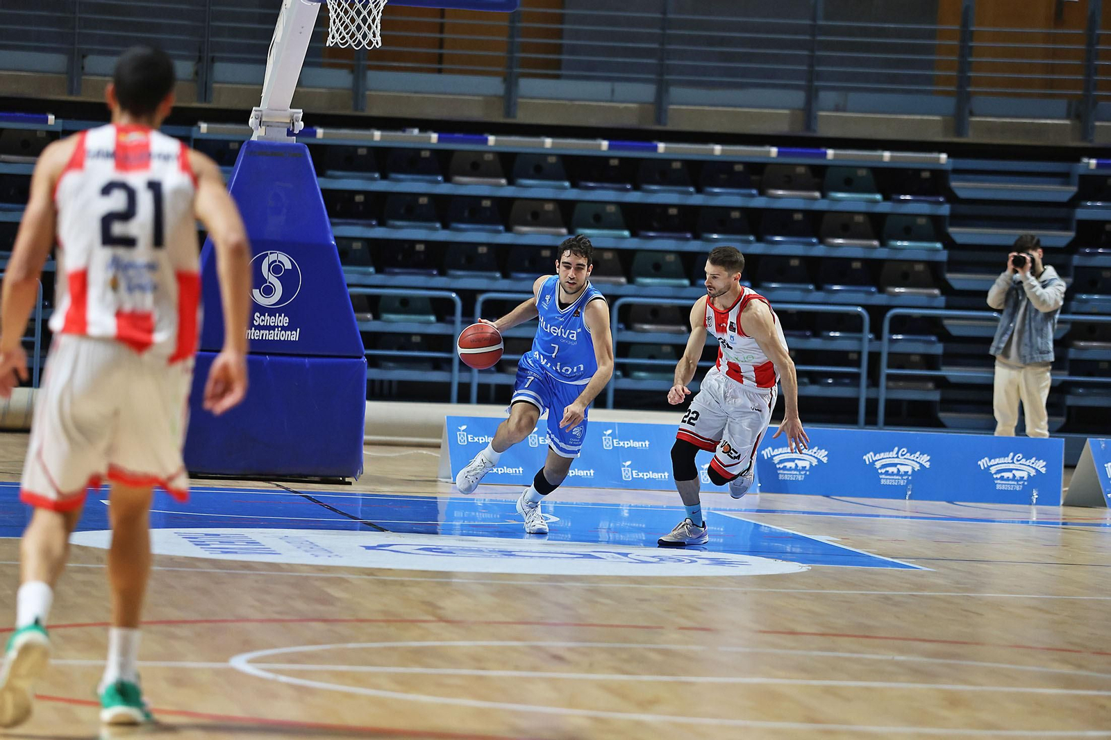 Imágenes del encuentro de baloncesto entre el Ciudad de Huelva y el Damex UDEA Algeciras