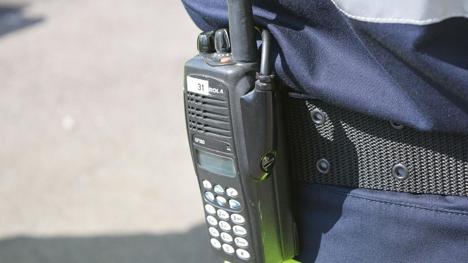 Operarios con un walkie-talkie para comunicarse