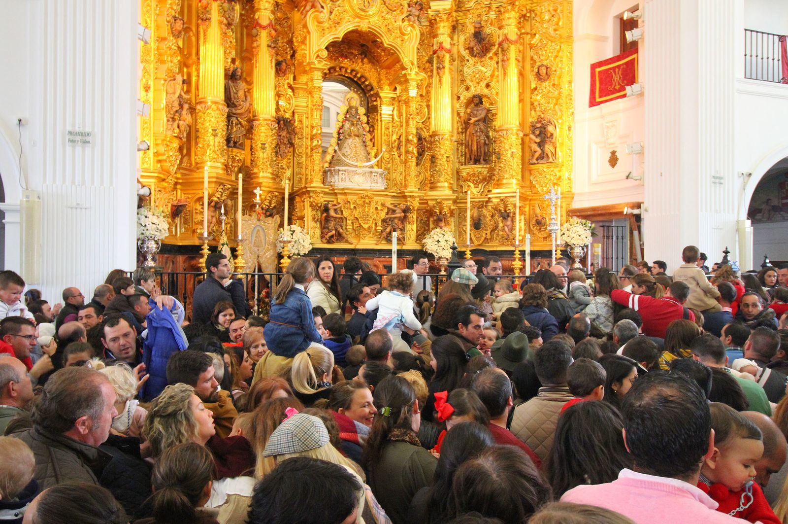 El Rocío celebra La Candelaria con la presentación de los niños a la Virgen, en imágenes