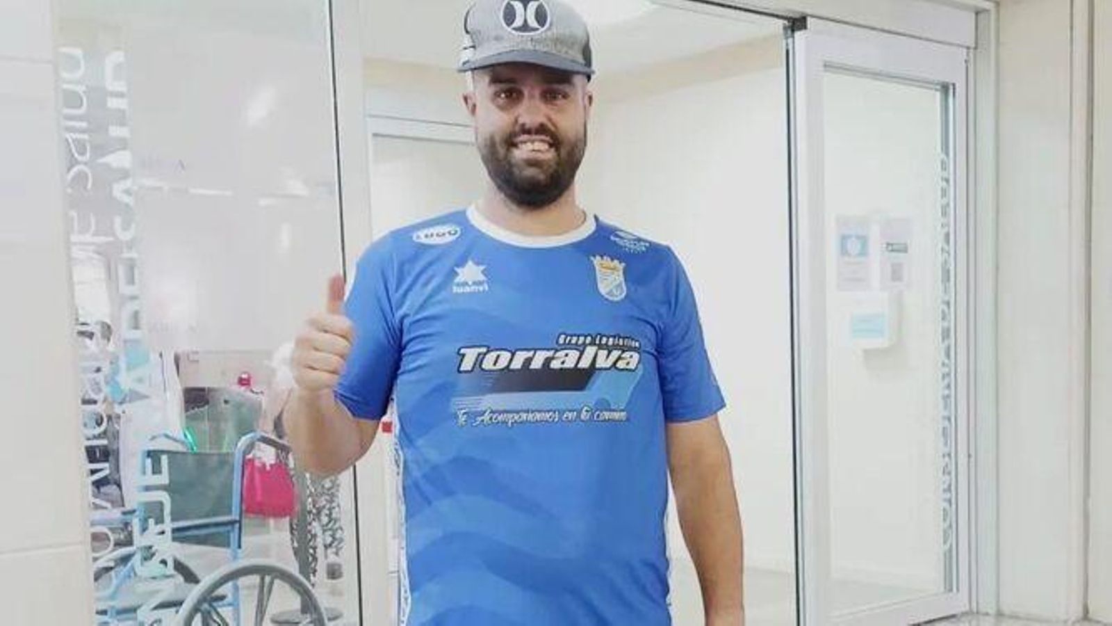 Fabio posa con la camiseta del Xerez CD tras ser operado en Cádiz.