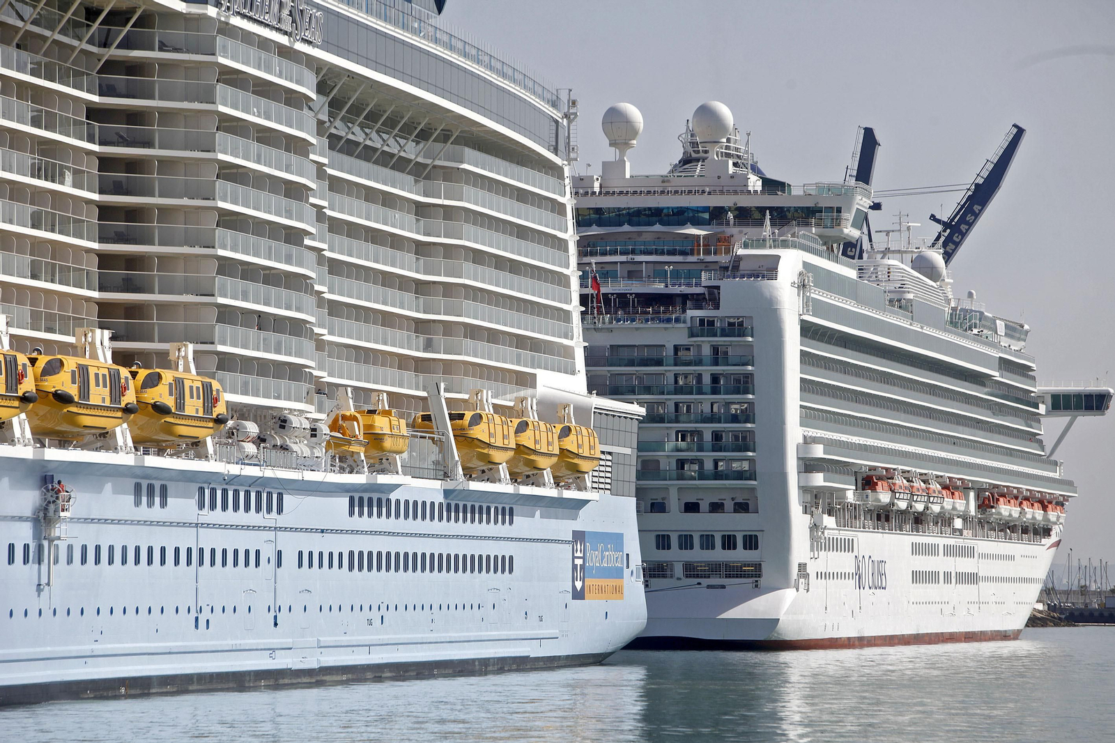Dos cruceros atracados en Cádiz antes de la pandemia del coronavirus.