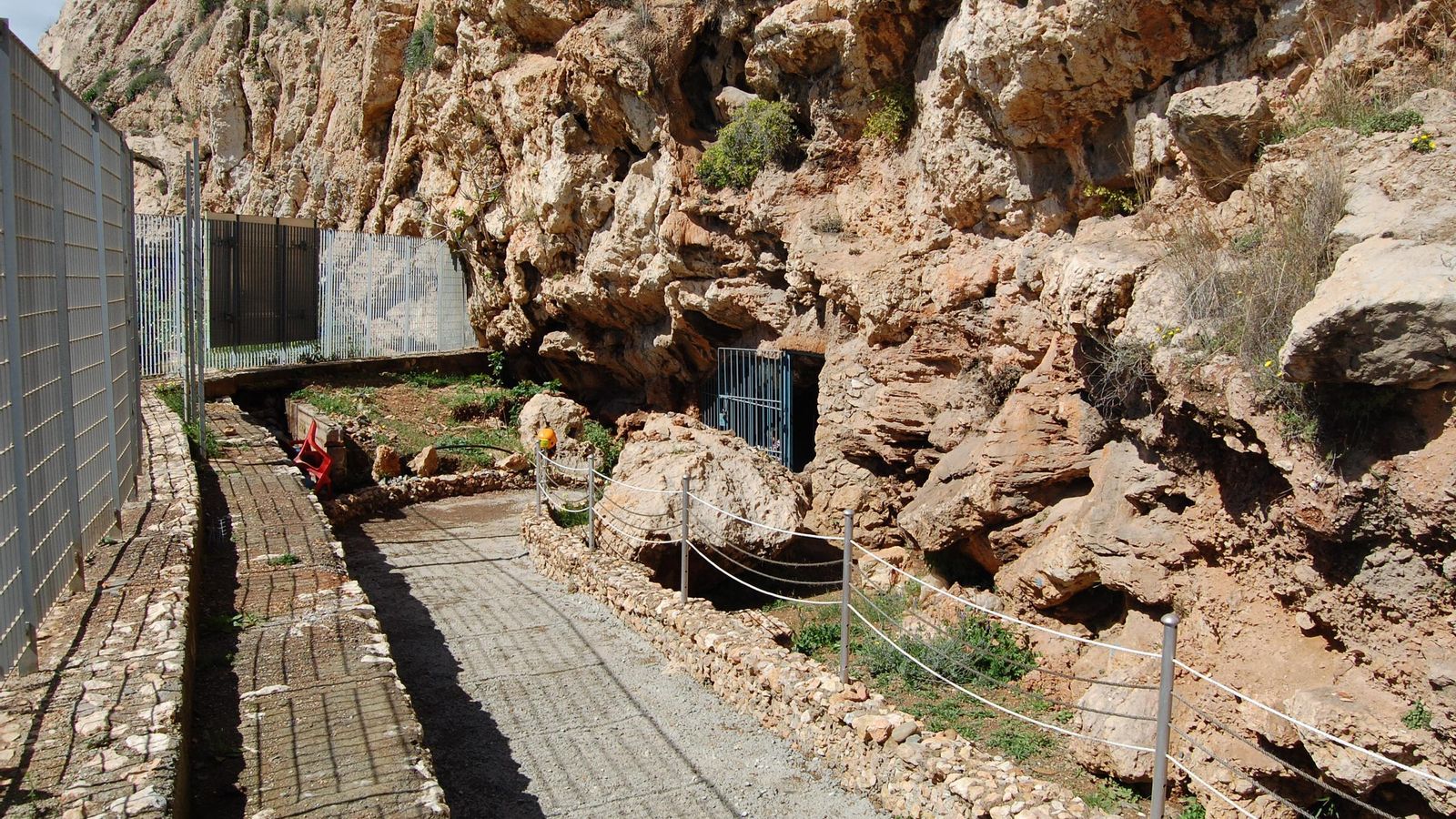 Acceso a la Cueva de la Araña
