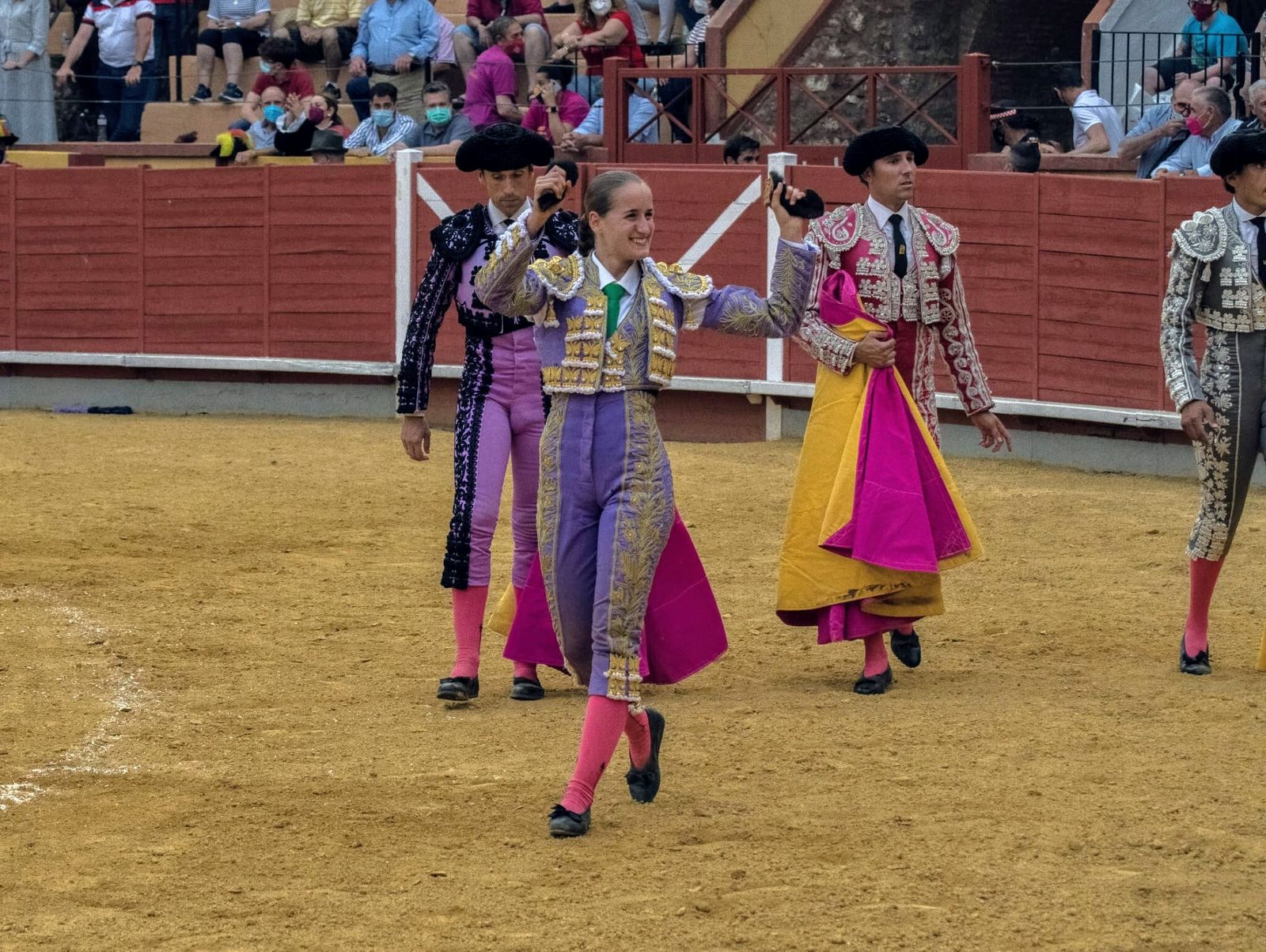 Rocío Romero da una vuelta al ruedo con sus trofeos.