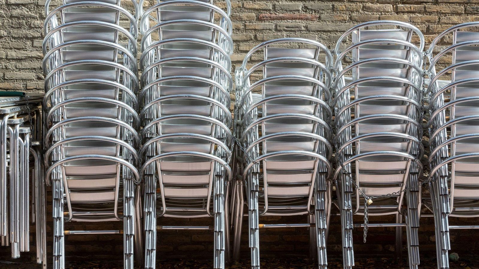 Sillas apiladas de una terraza.