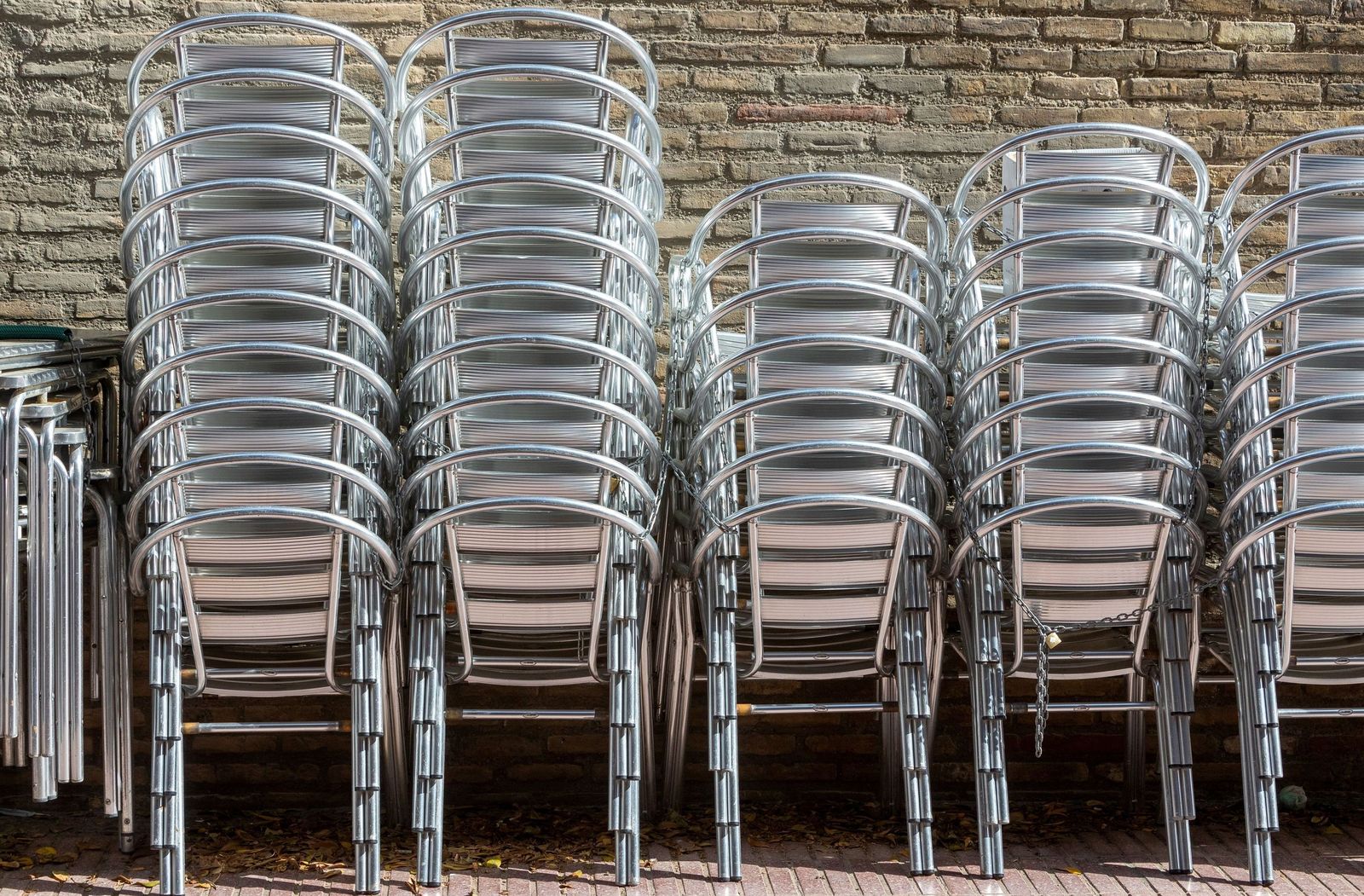 Sillas apiladas de una terraza.