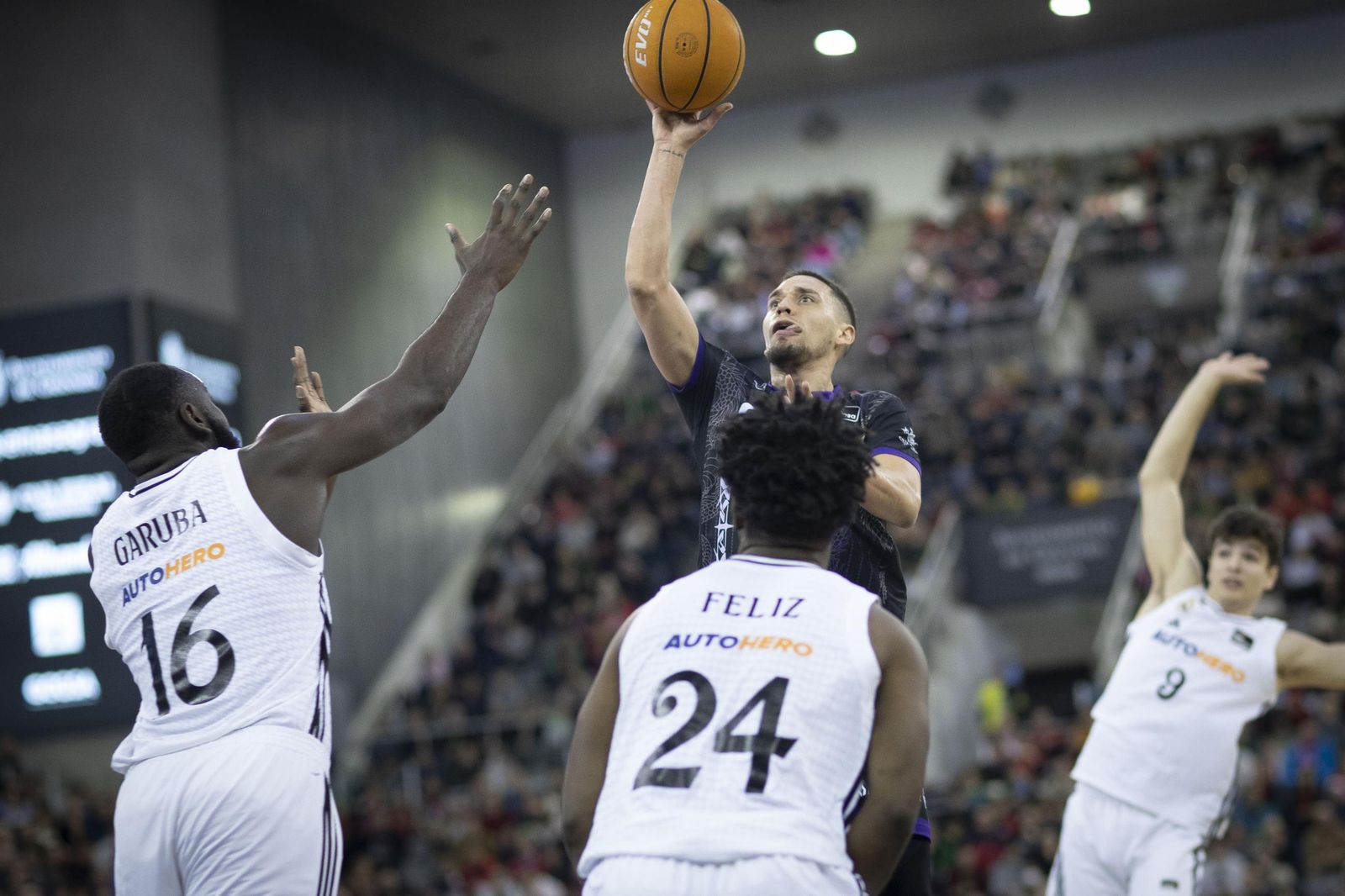 Scott Bamforth volvió a ver el aro con facilidad.