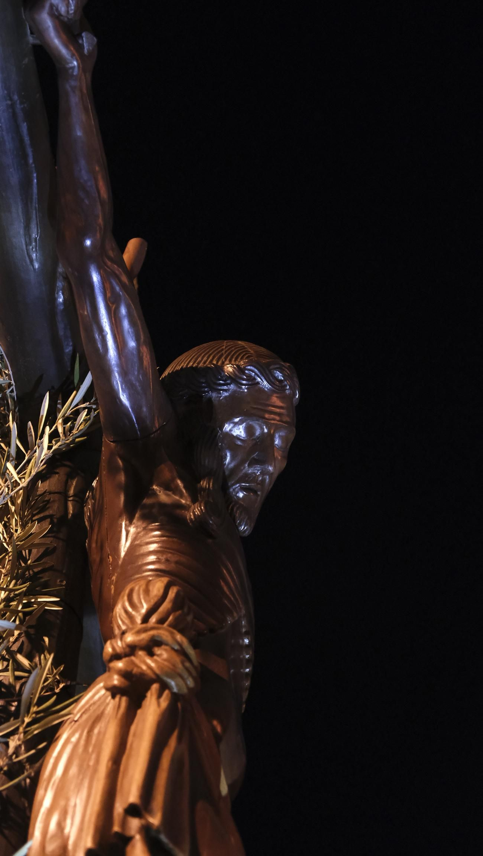 Procesión del Vía Crucis-Cristo de la Escucha en Almería, en imágenes