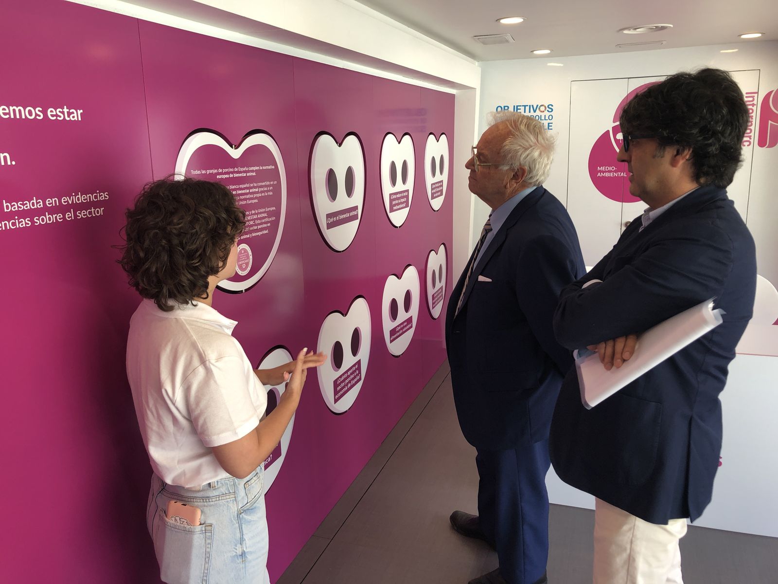 El propietario de Faccsa, Ramón Soler, visitando el interior del autobús.