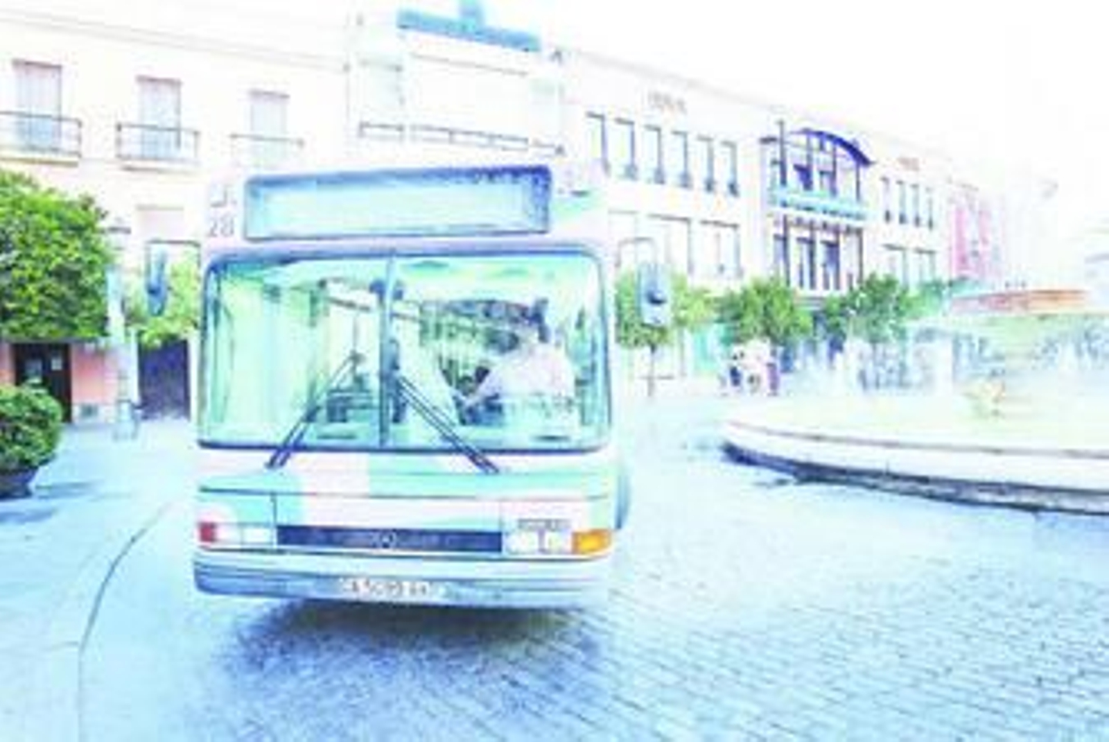 Un autobús circula por la Rotonda de los Casinos.