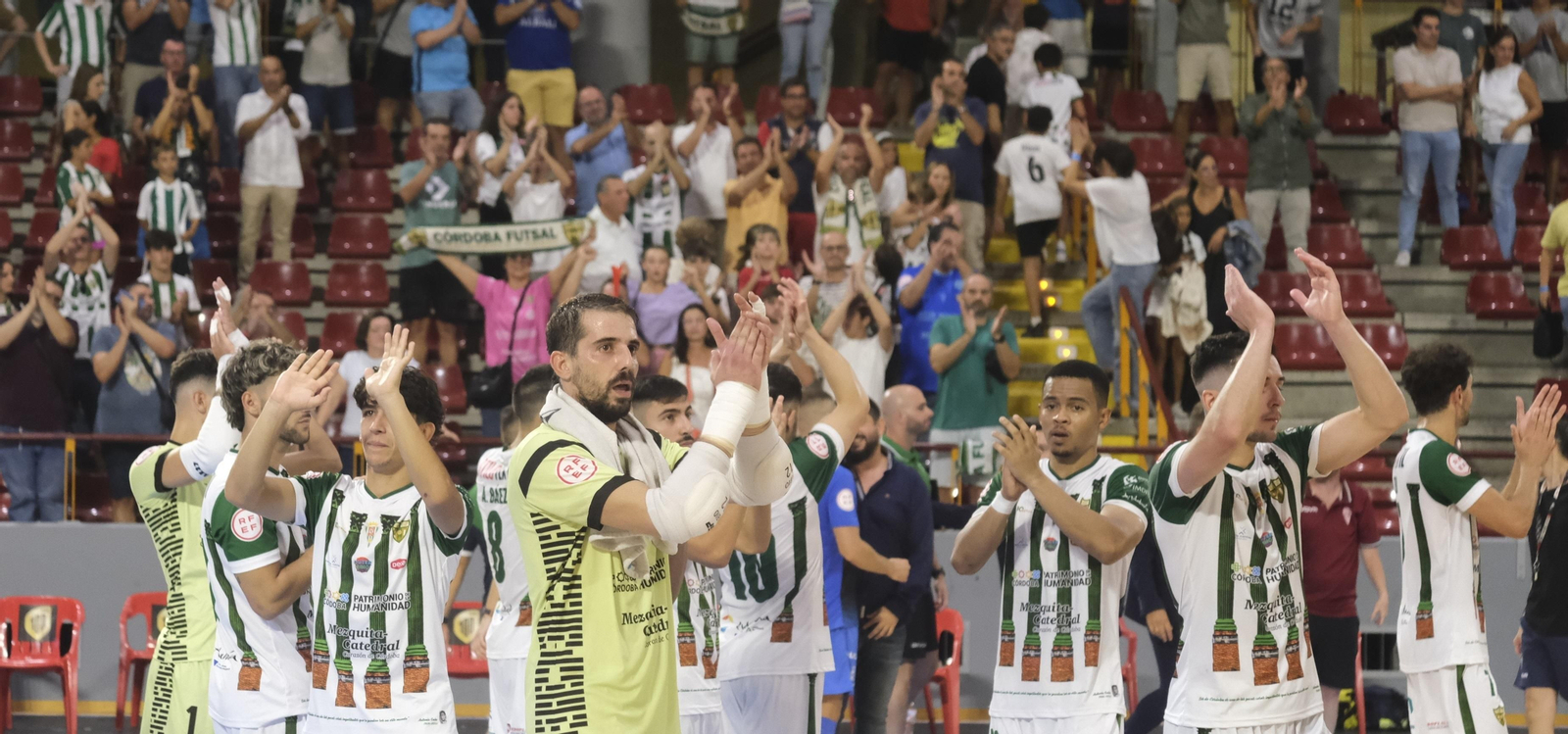 Los jugadores del Córdoba Futsal saludan a la conclusión de un partido en Vista Alegre. Los jugadores del Córdoba Futsal saludan a la conclusión de un partido en Vista Alegre.