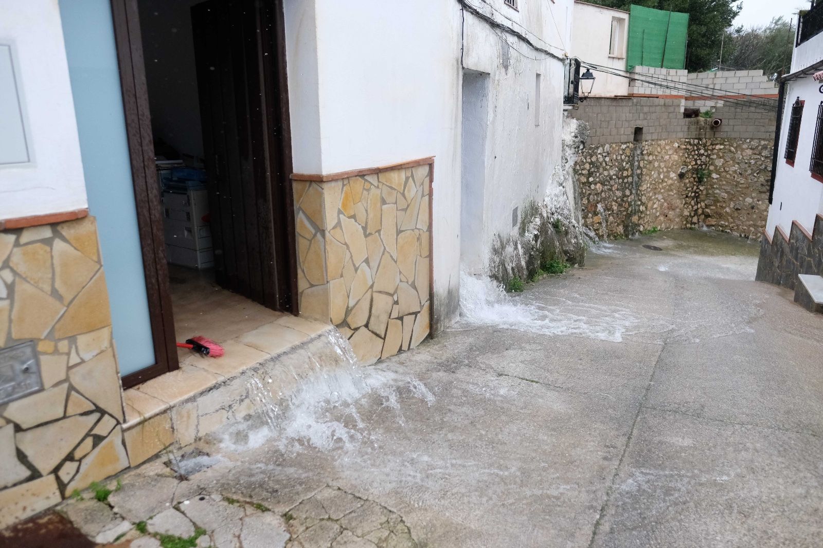 Agua brotando del interior de viviendas en Benaoján