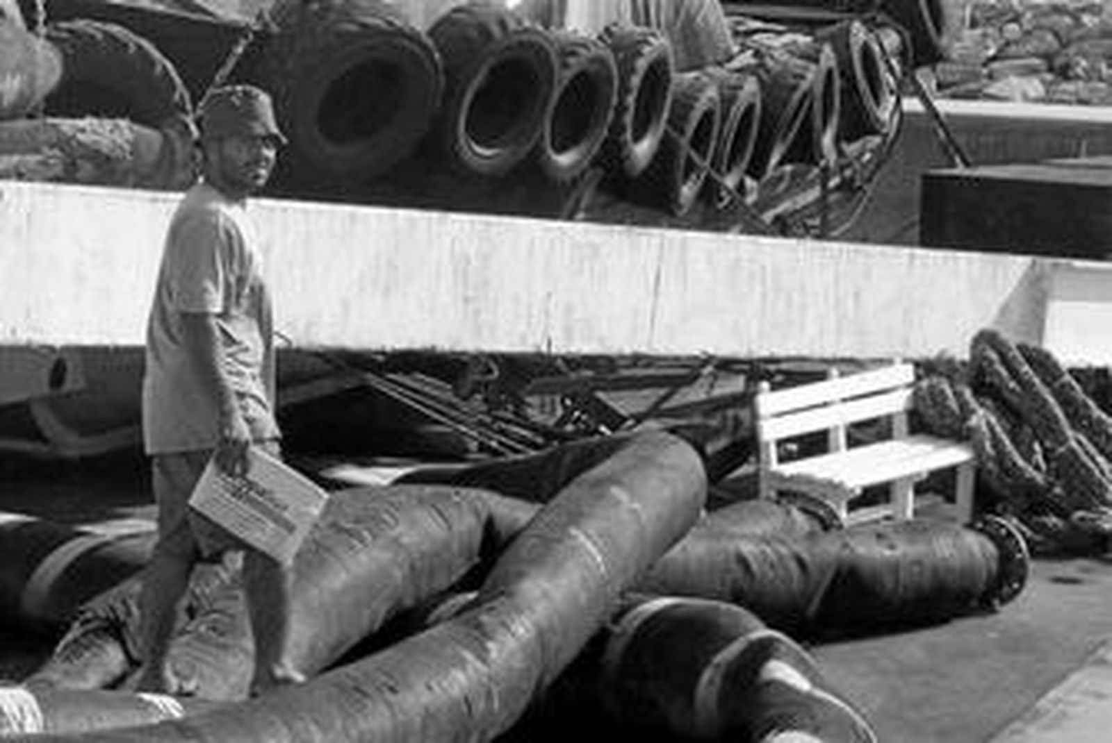 Uno de los tripulantes pasea sobre la embarcación de origen libanés portando un ejemplar de 'Europa Sur'.