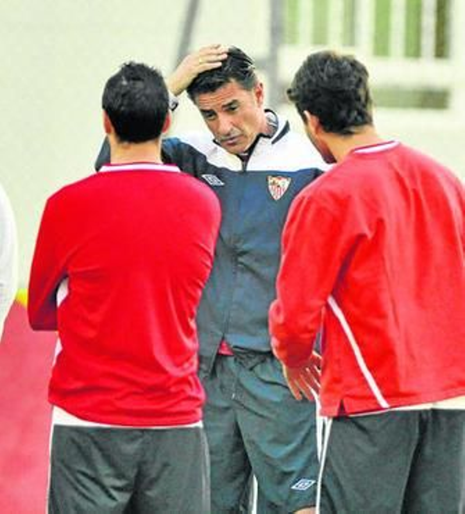 Míchel se dirige a sus jugadores antes de empezar la sesión de ayer.