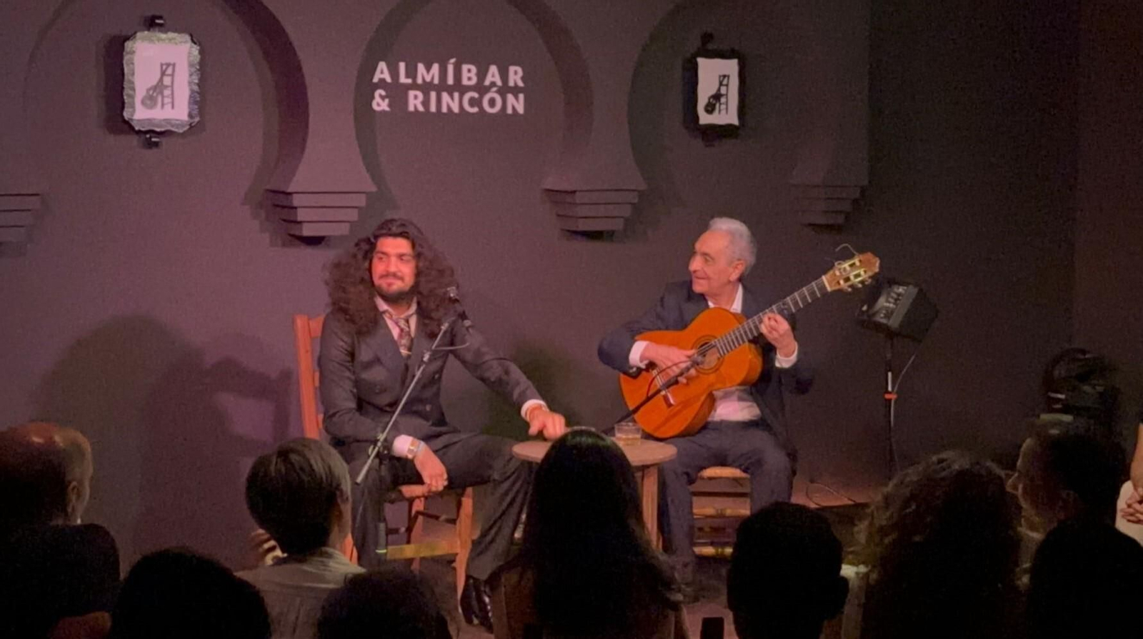 Israel Fernández, junto a Antonio El Relojero, en un momento de su recital en El Almíbar (Córdoba).