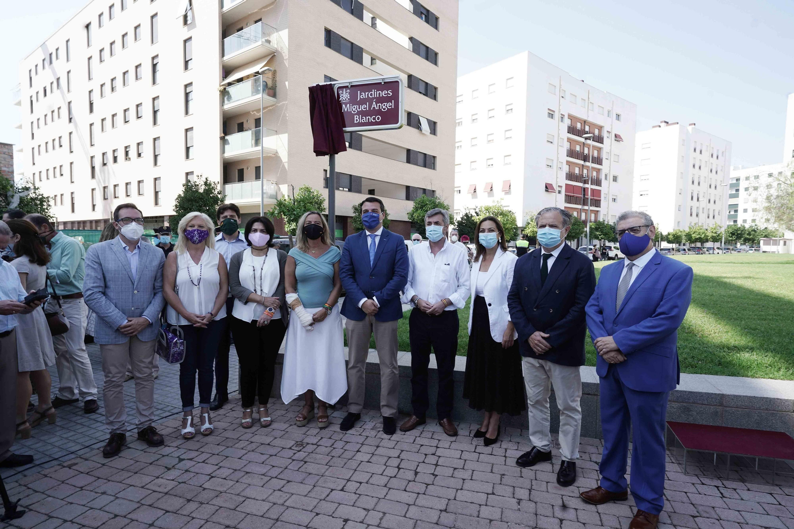 Representantes del Ayuntamiento de Córdoba tras descubrir la nueva placa. Representantes del Ayuntamiento de Córdoba tras descubrir la nueva placa.