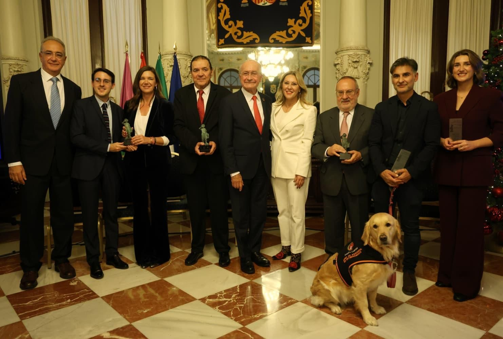 El alcalde y la consejera de Economía, este viernes, con los premiados.