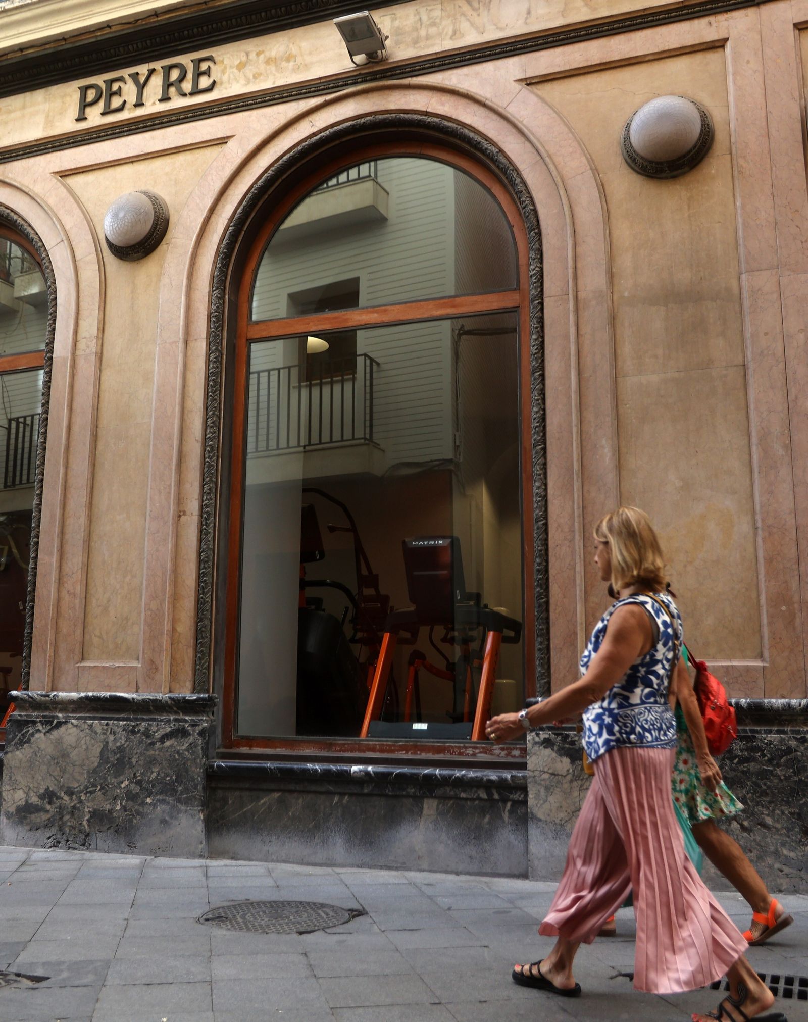 Dos viandantes pasean por el tramo de la calle Francos donde el lunes se inaugurará un gimnasio.