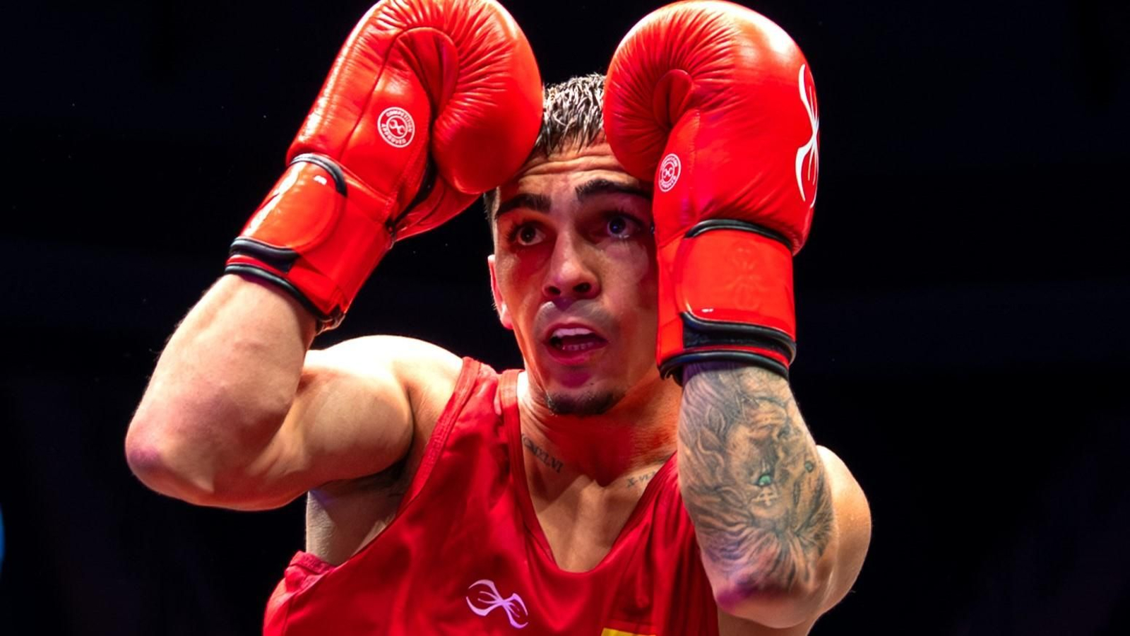 Rafa Lozano mantiene la guardia en un combate en el Mundial de Liverpool.