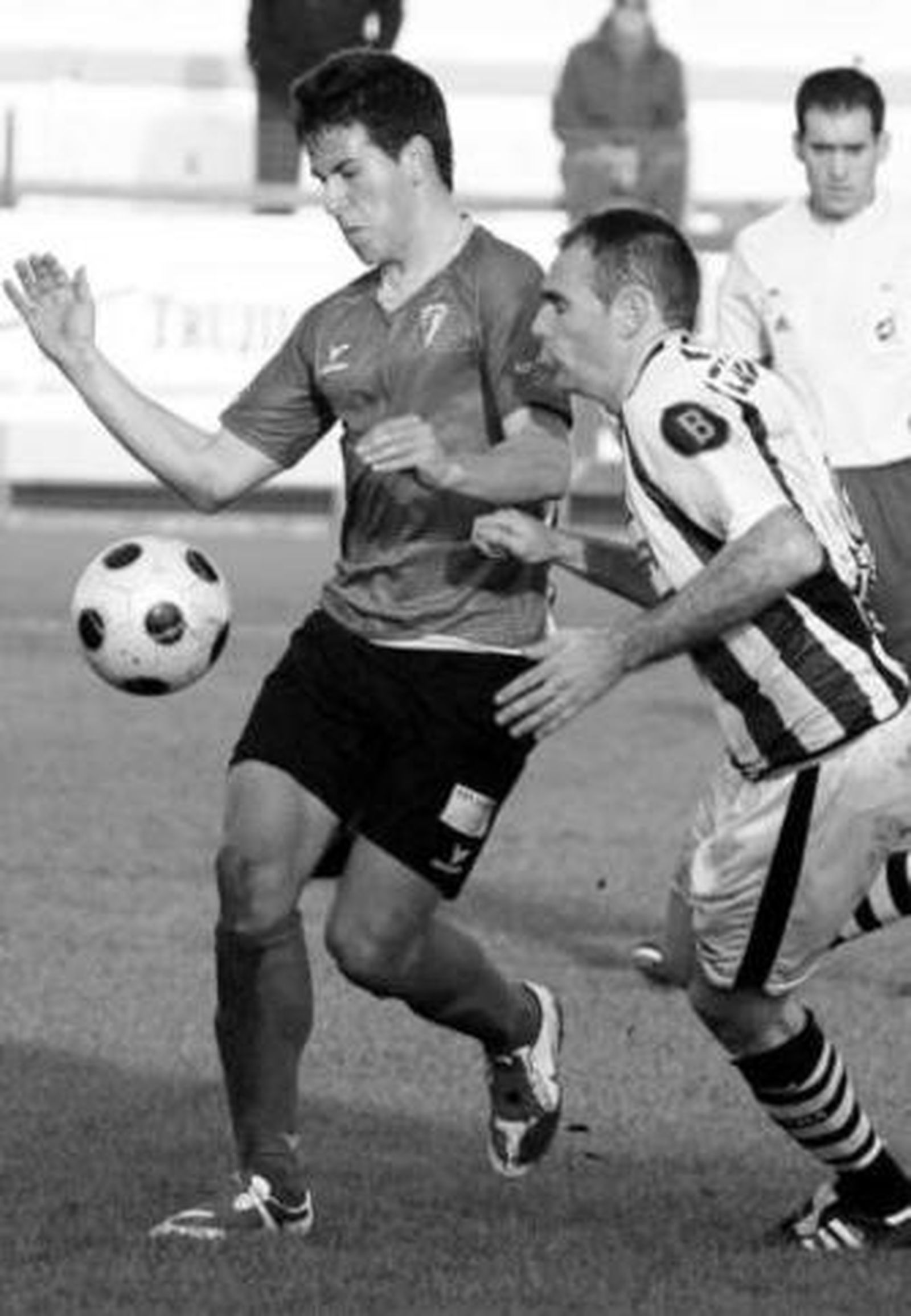 El isleño Casabella trata de controlar el esférico en presencia de Carlos Guerra.