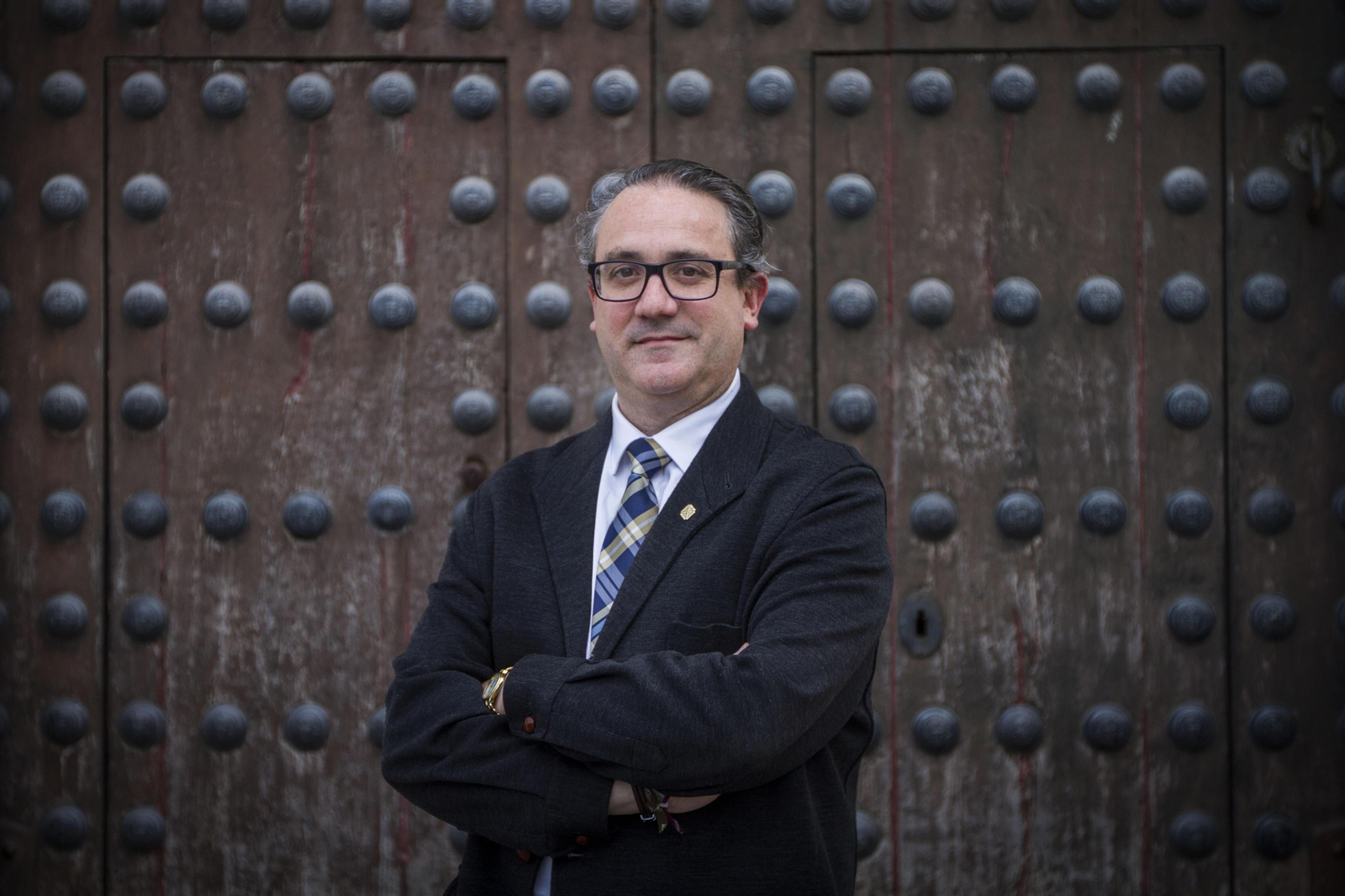 Juan José Castiñeiras Bustillo, fotografiado ante las puertas de la iglesia del Carmen.