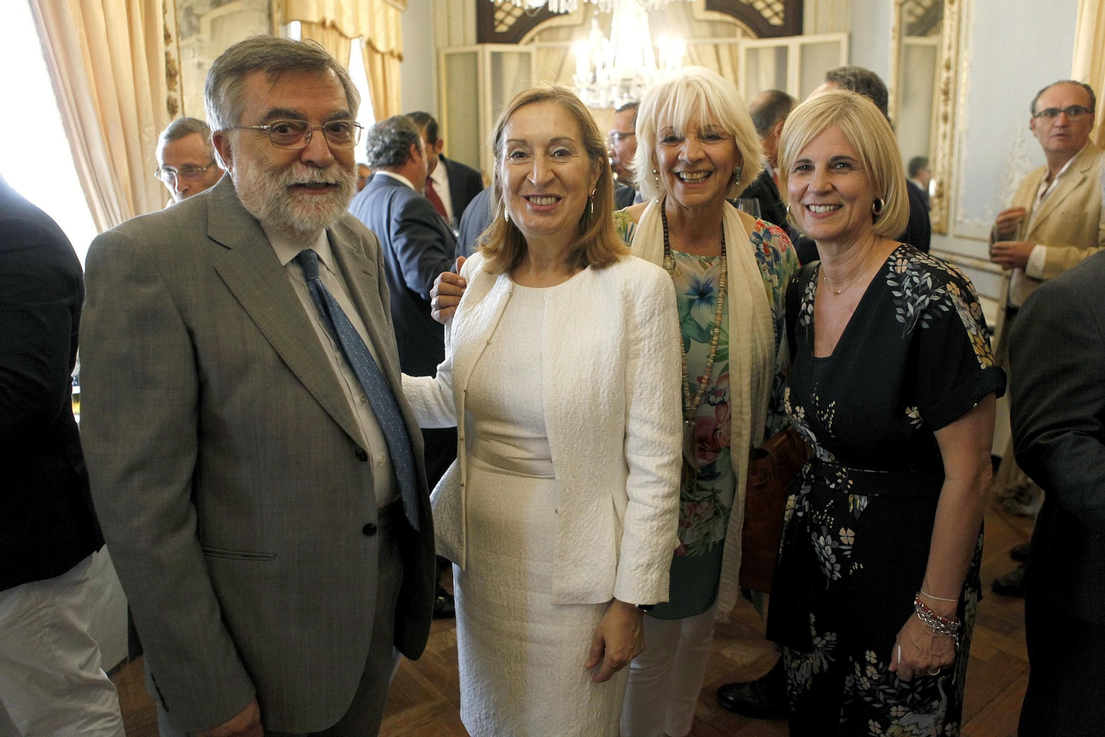 Leopoldo Martín, Ana Pastor, y las ex alcaldesas de Cádiz y Jerez, Teófila Martínez y María José García-Pelayo.